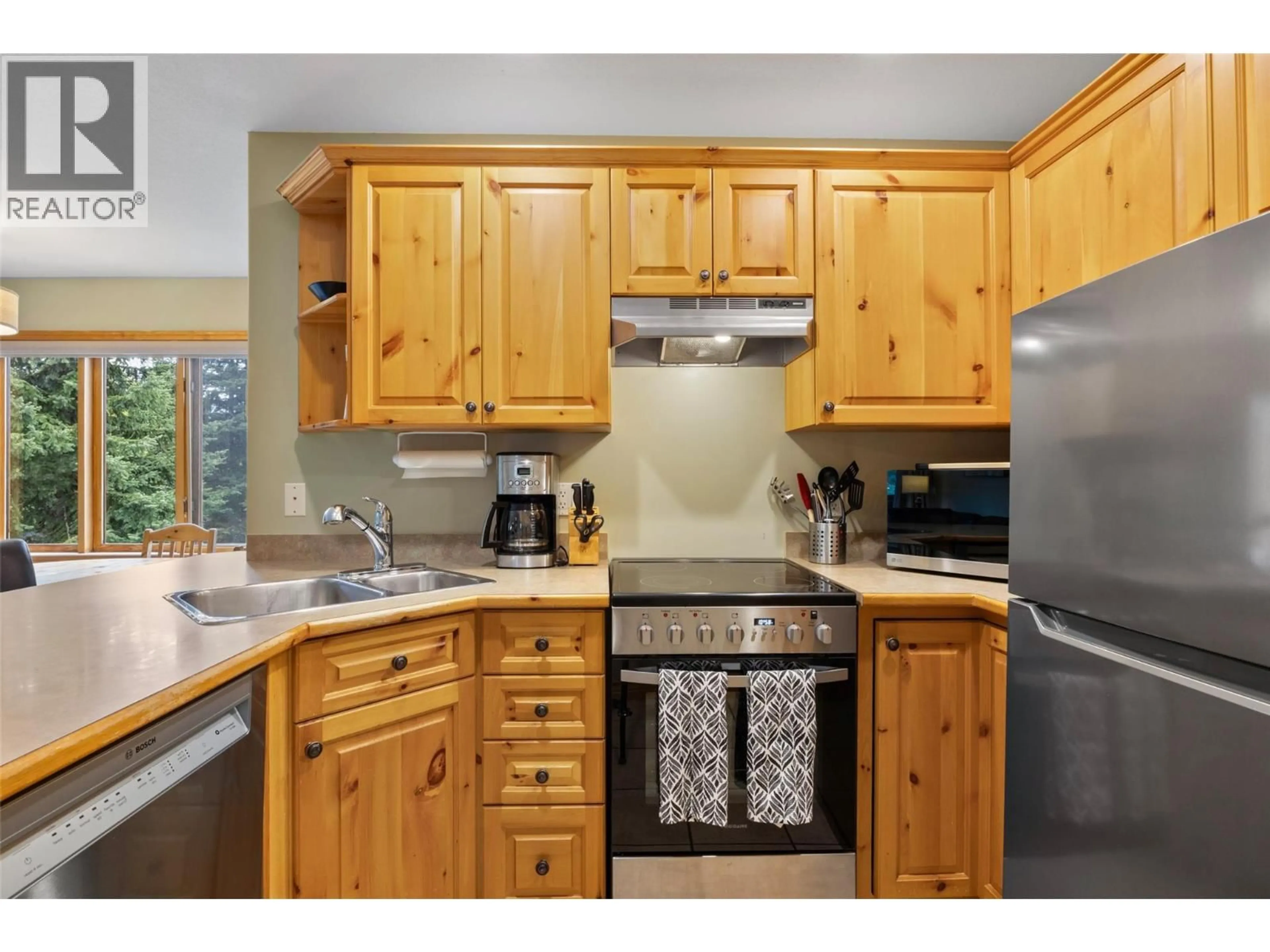 Standard kitchen, wood/laminate floor for 38 - 3320 VILLAGE PLACE, Sun Peaks British Columbia V0E5N0