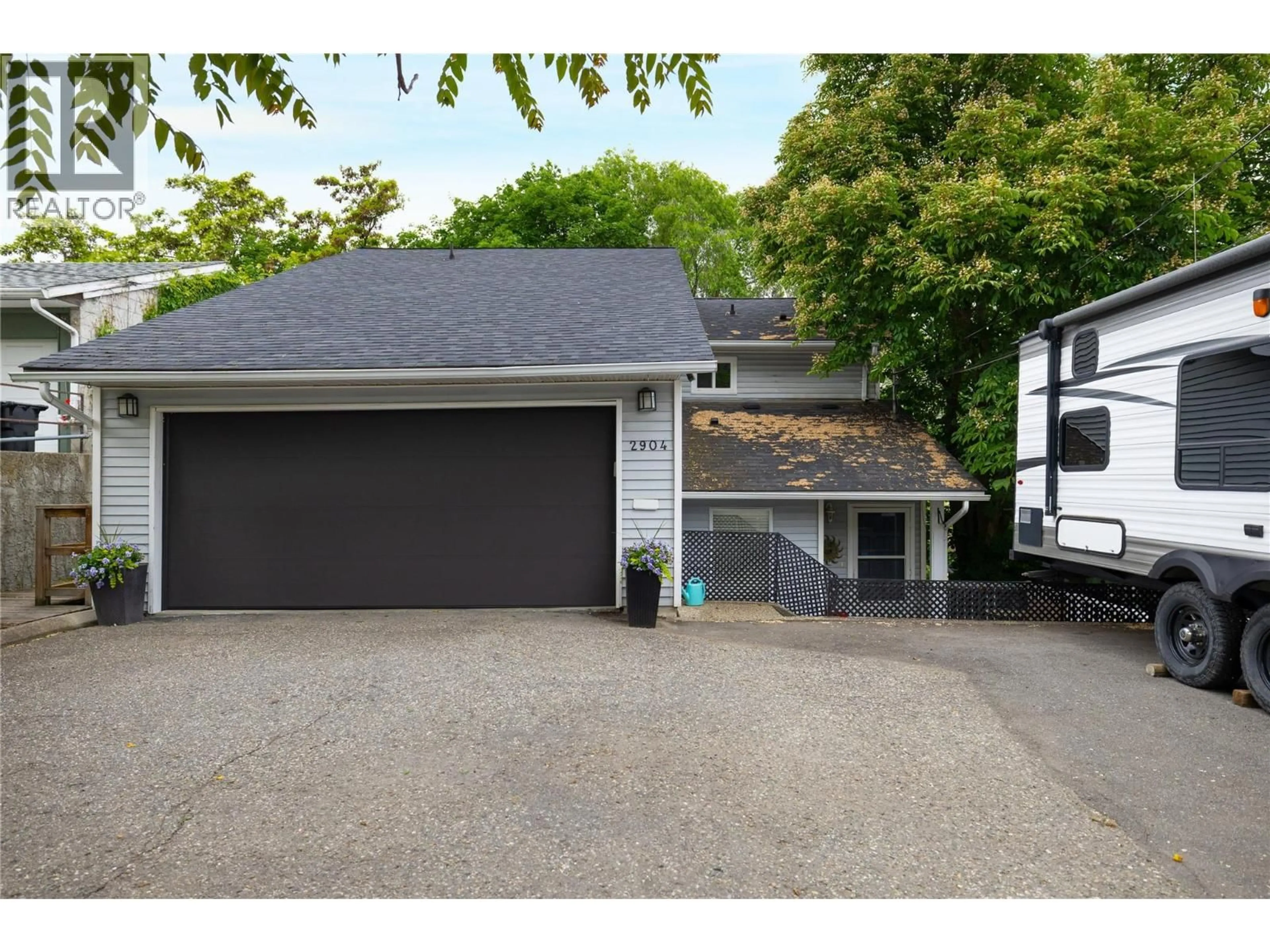Indoor garage for 2904 24 STREET, Vernon British Columbia V1T4N2