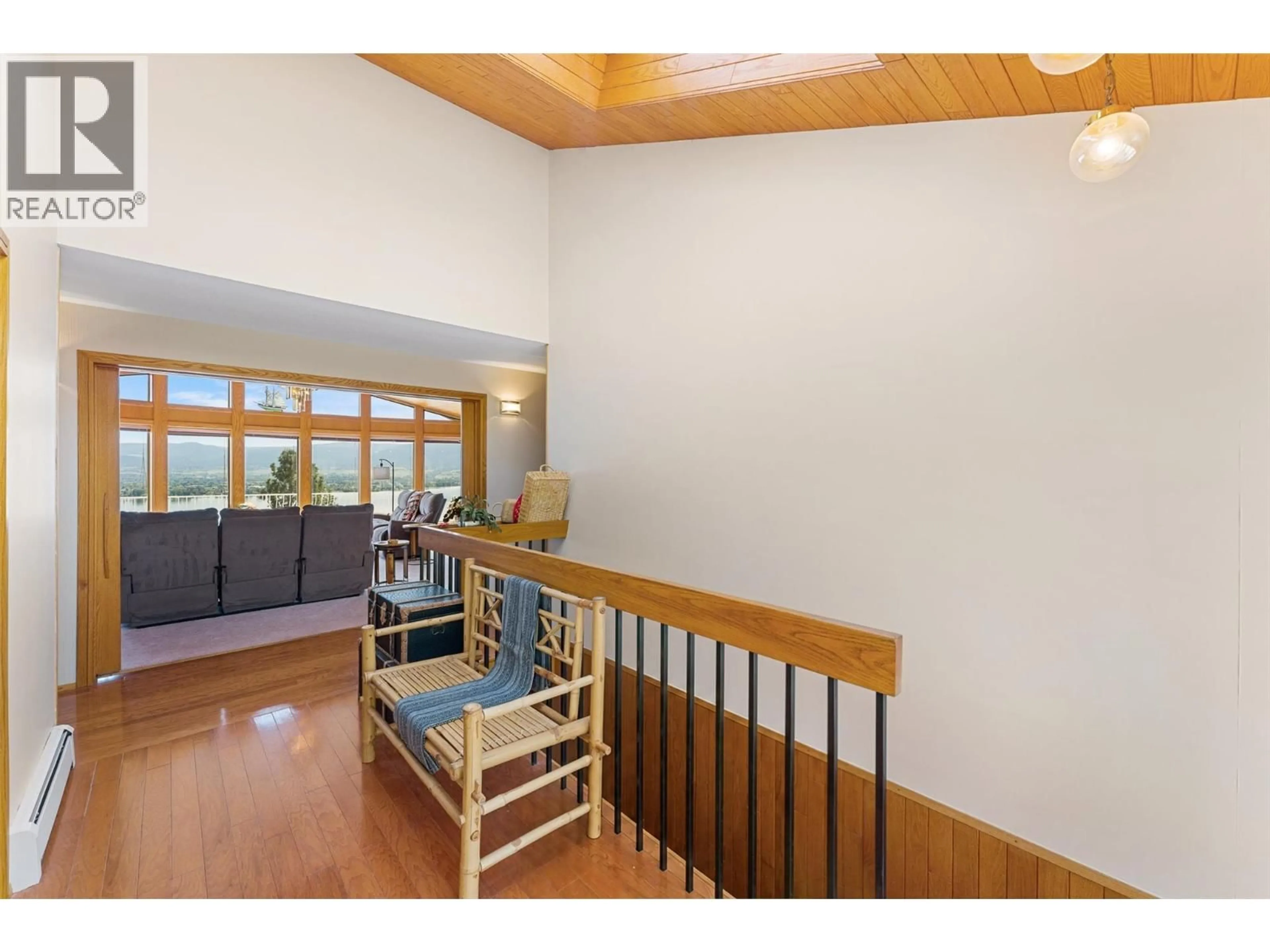 Indoor foyer for 2157 ALEXANDER PLACE, Kelowna British Columbia V1Z2X5