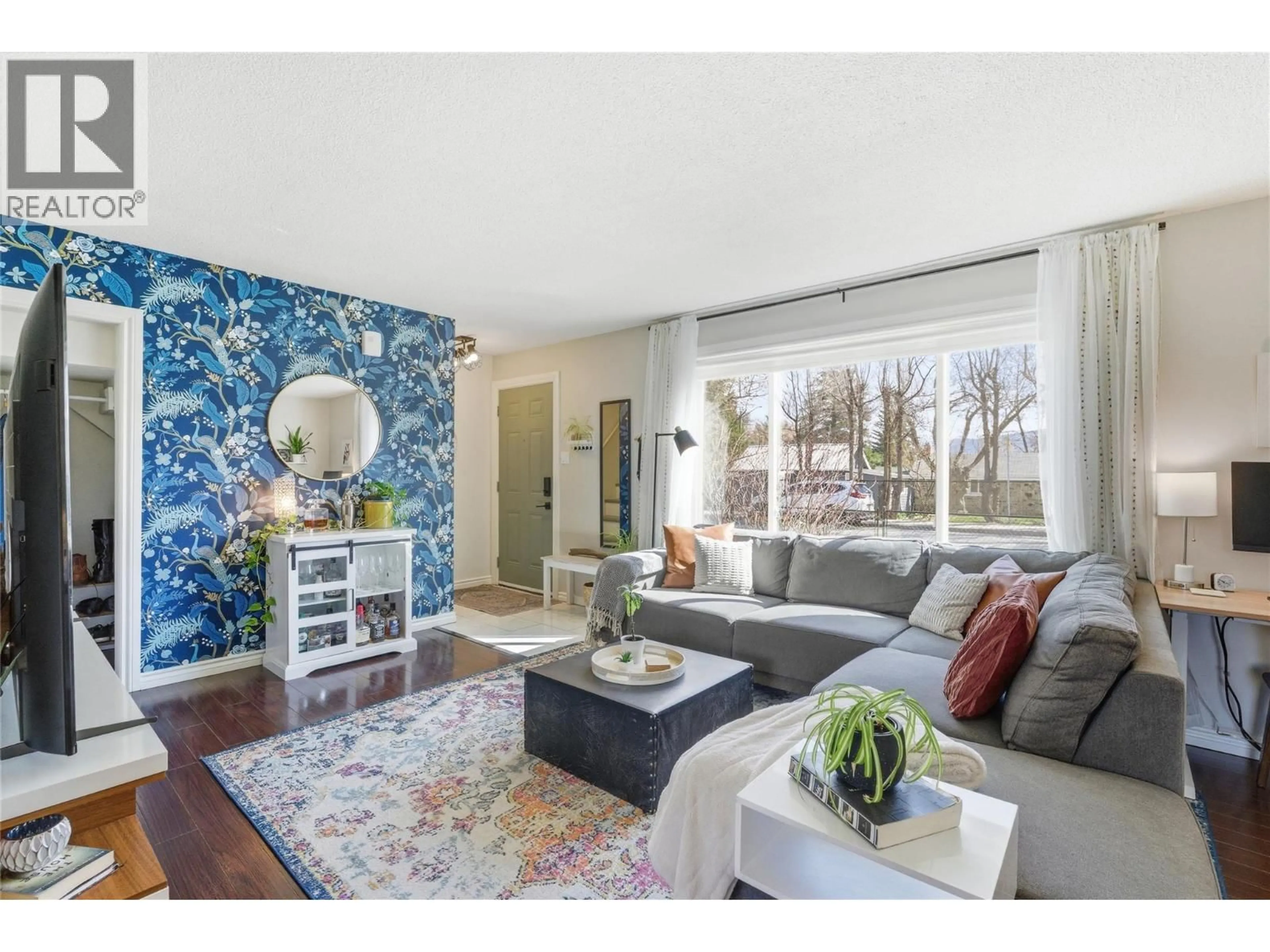 Living room with furniture, wood/laminate floor for 288 PARK STREET, Kamloops British Columbia V2B4A7