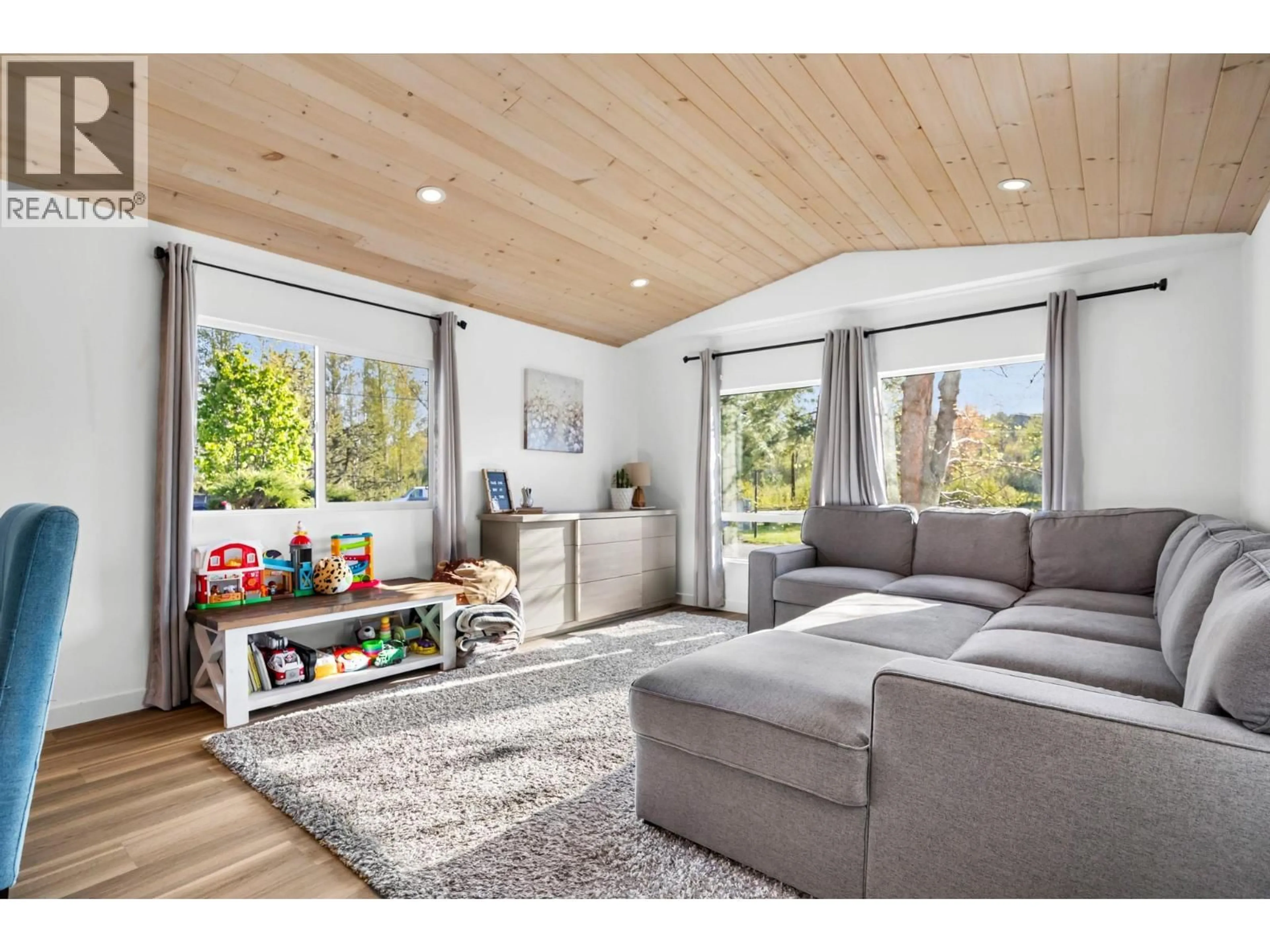 Living room with furniture, wood/laminate floor for 58 - 720 COMMONWEALTH ROAD, Lake Country British Columbia V4V1R6