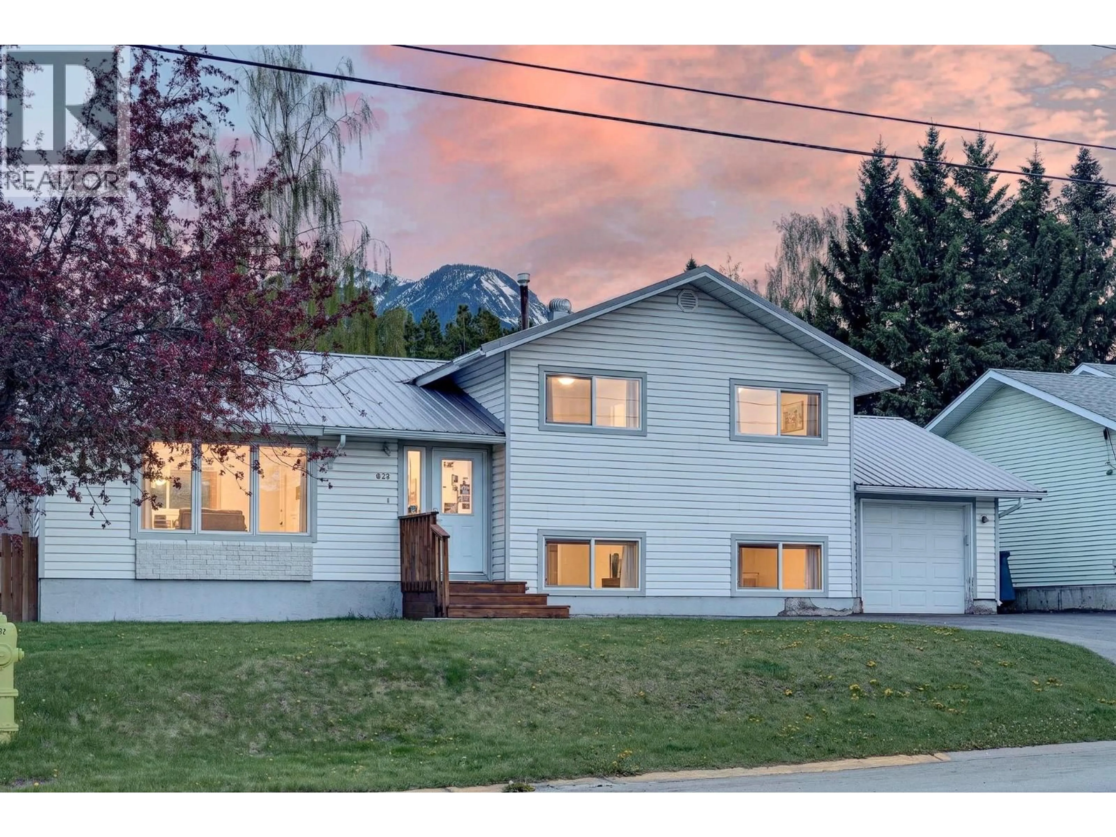 Home with vinyl exterior material, street for 832 MICHEL ROAD, Elkford British Columbia V0B1H0