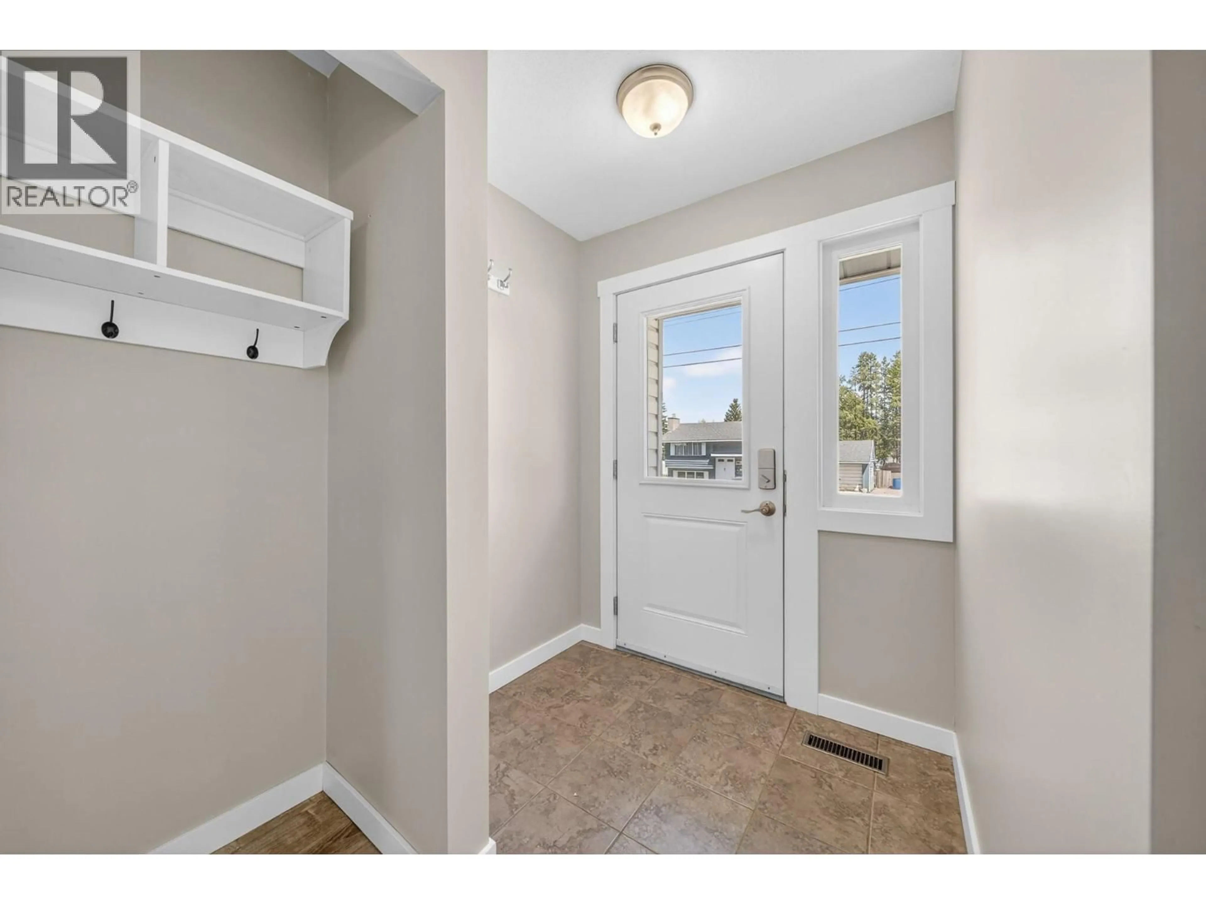 Indoor entryway for 832 MICHEL ROAD, Elkford British Columbia V0B1H0