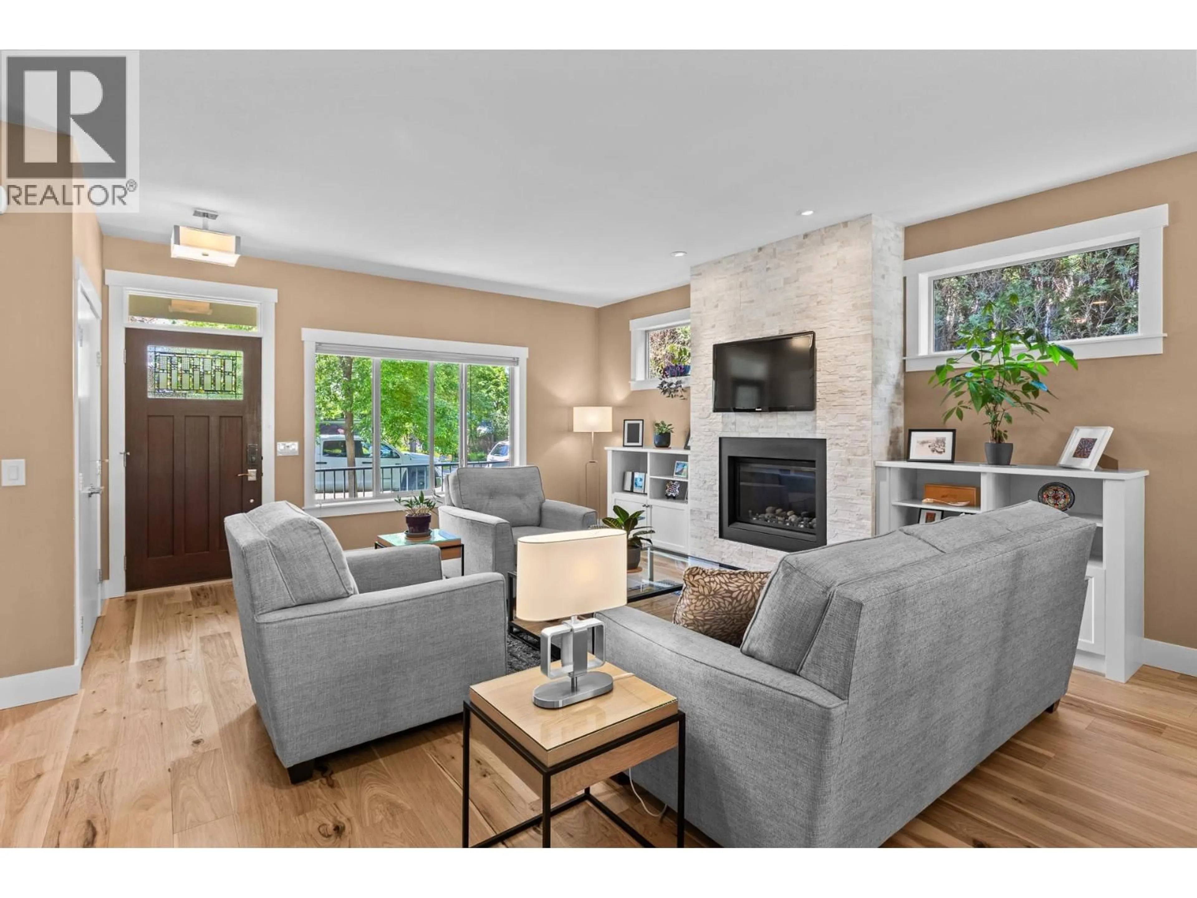 Living room with furniture, wood/laminate floor for 450 FRANCIS AVENUE, Kelowna British Columbia V1Y5G2