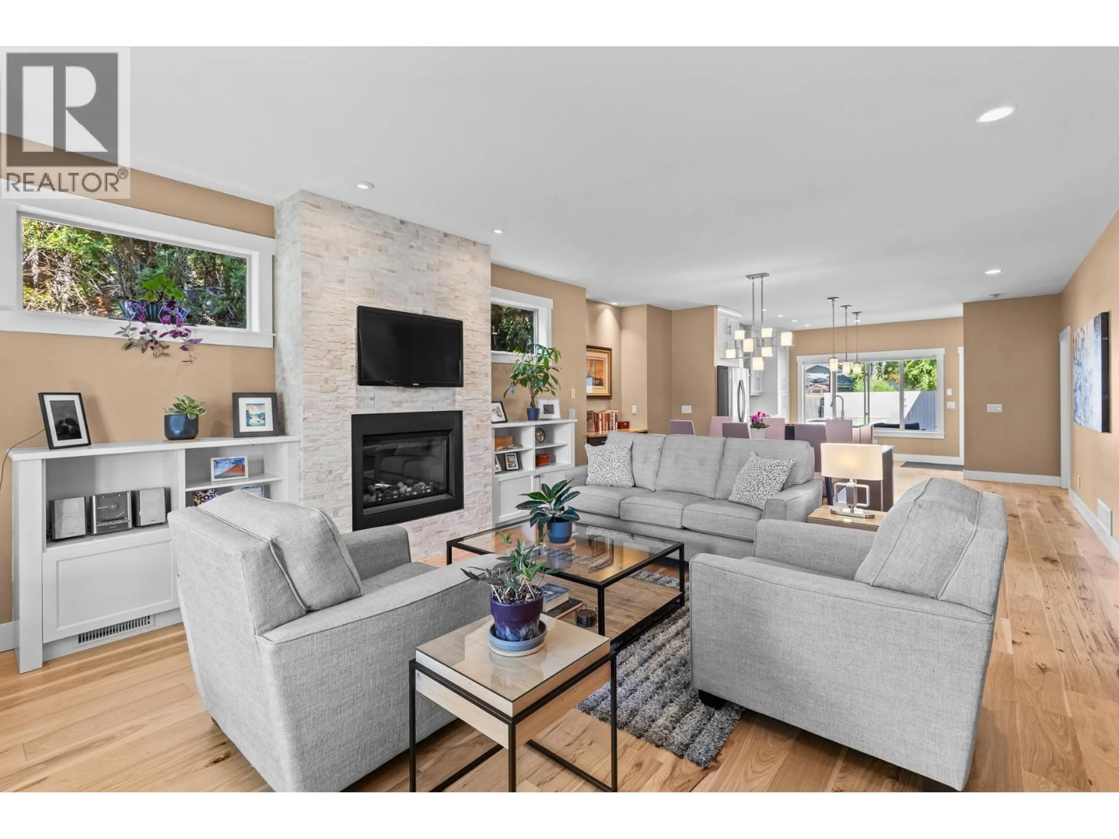 Living room with furniture, unknown for 450 FRANCIS AVENUE, Kelowna British Columbia V1Y5G2