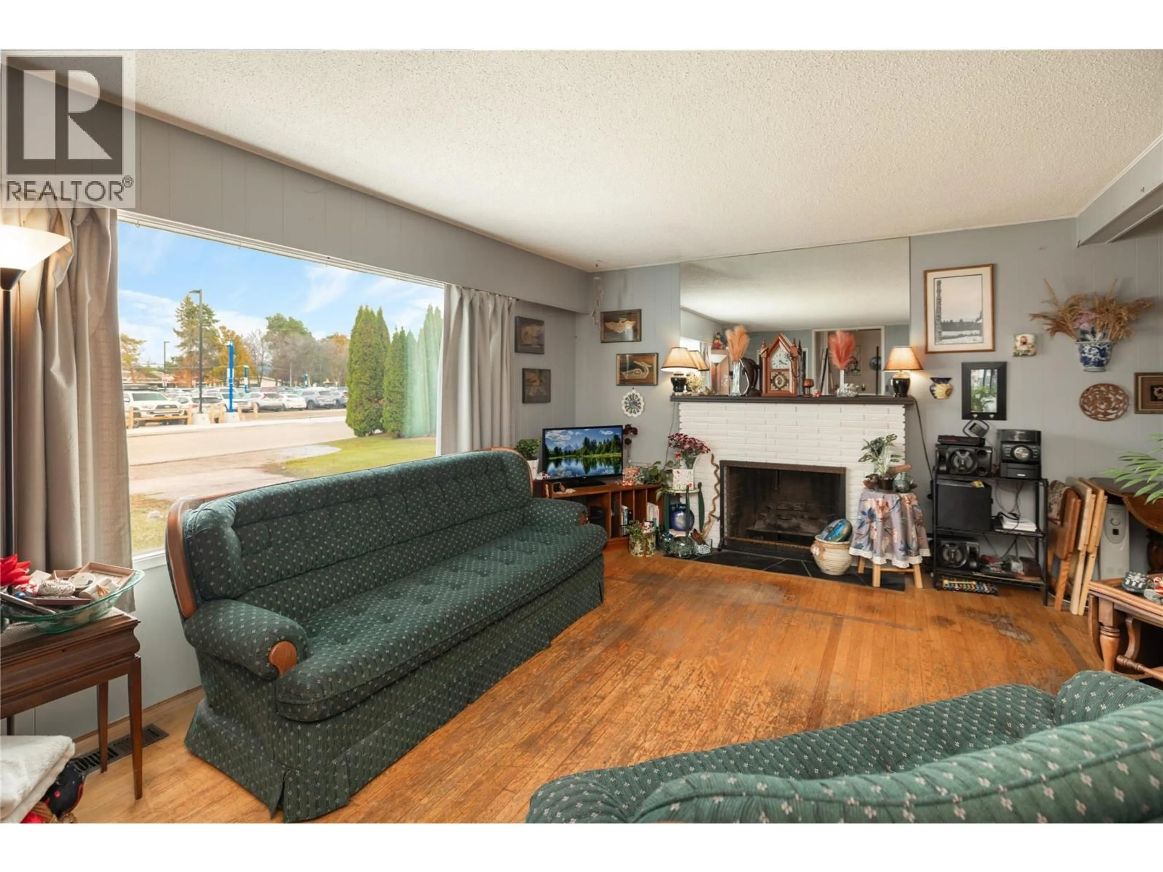 Living room with furniture, wood/laminate floor for 2150 BURNETT STREET, Kelowna British Columbia V1Y2T6