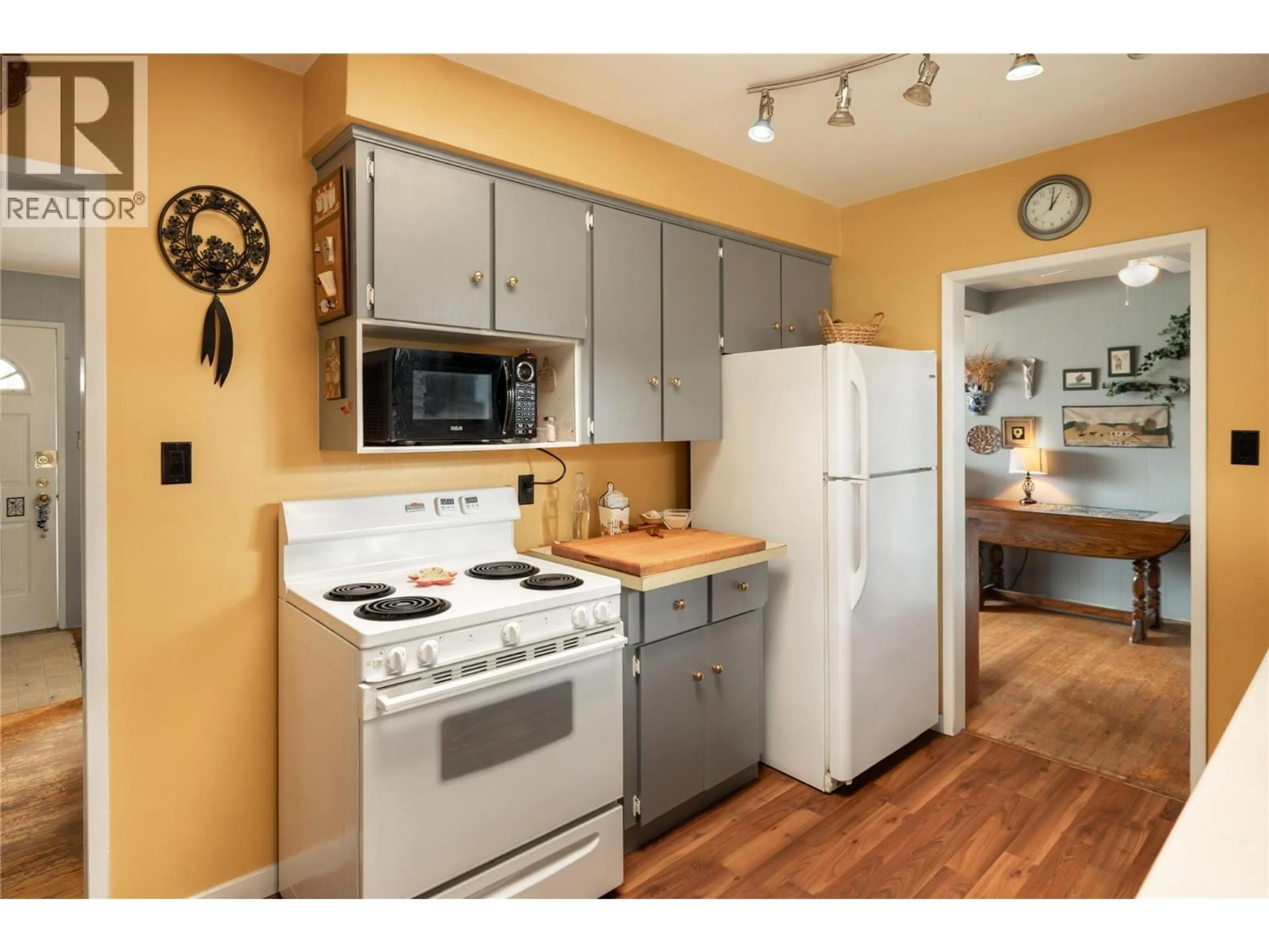 Standard kitchen, wood/laminate floor for 2150 BURNETT STREET, Kelowna British Columbia V1Y2T6