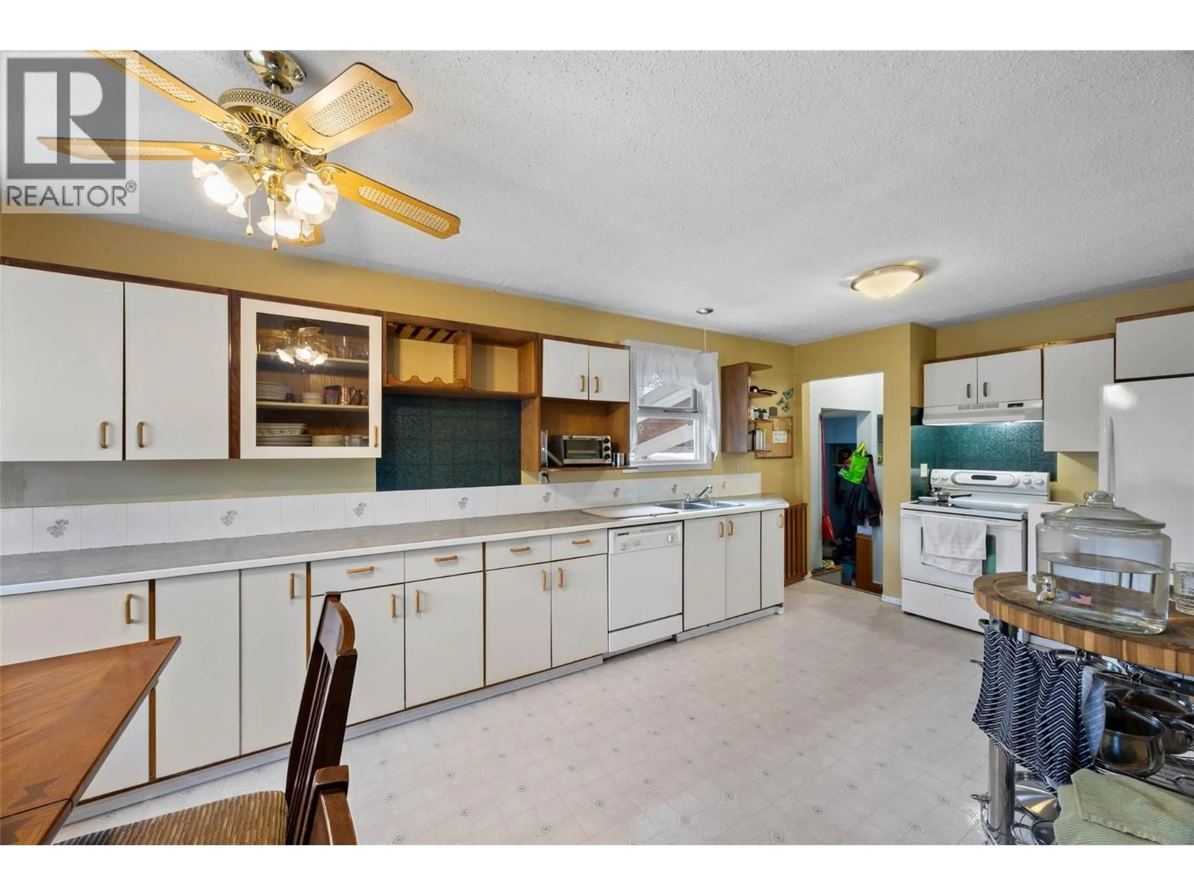 Open concept kitchen, ceramic/tile floor for 174 MOUNTVIEW DRIVE, Kamloops British Columbia V2C4S6