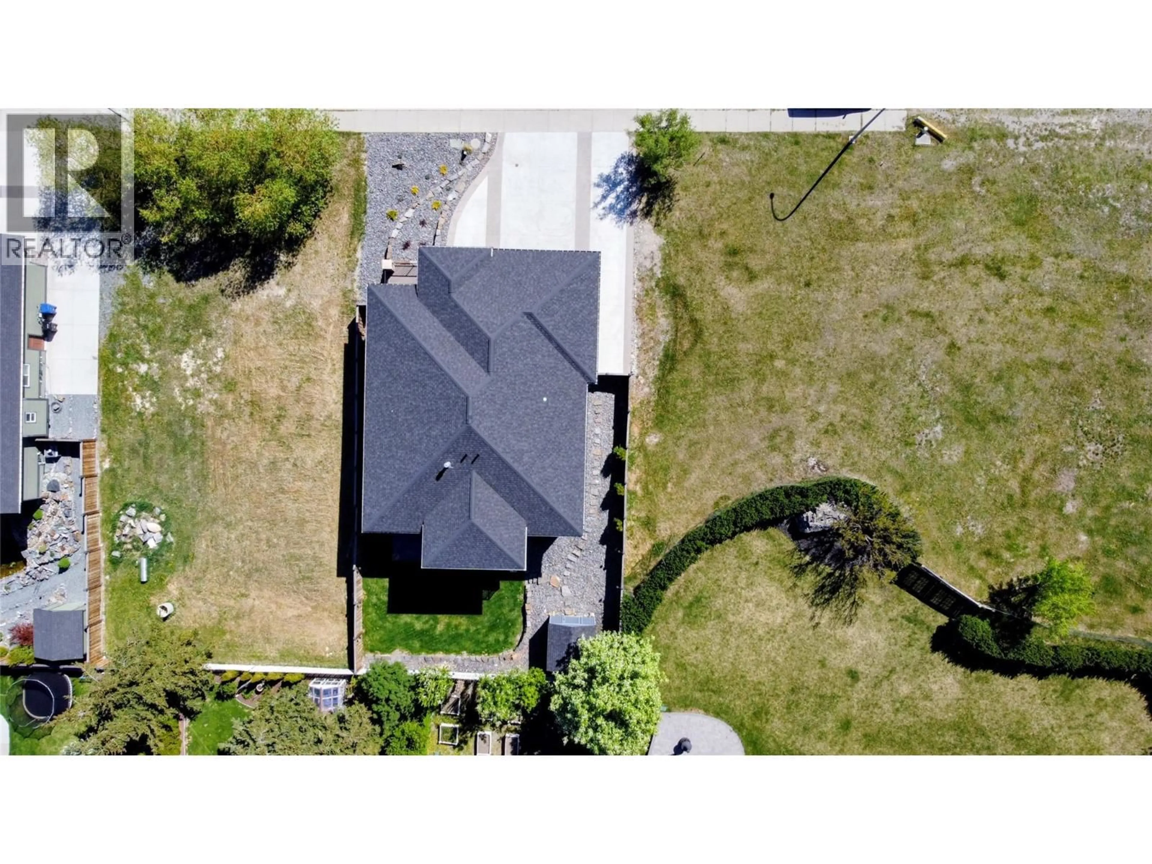 A pic from outside/outdoor area/front of a property/back of a property/a pic from drone, street for 1609 8 AVENUE SOUTH, Cranbrook British Columbia V1C5N9