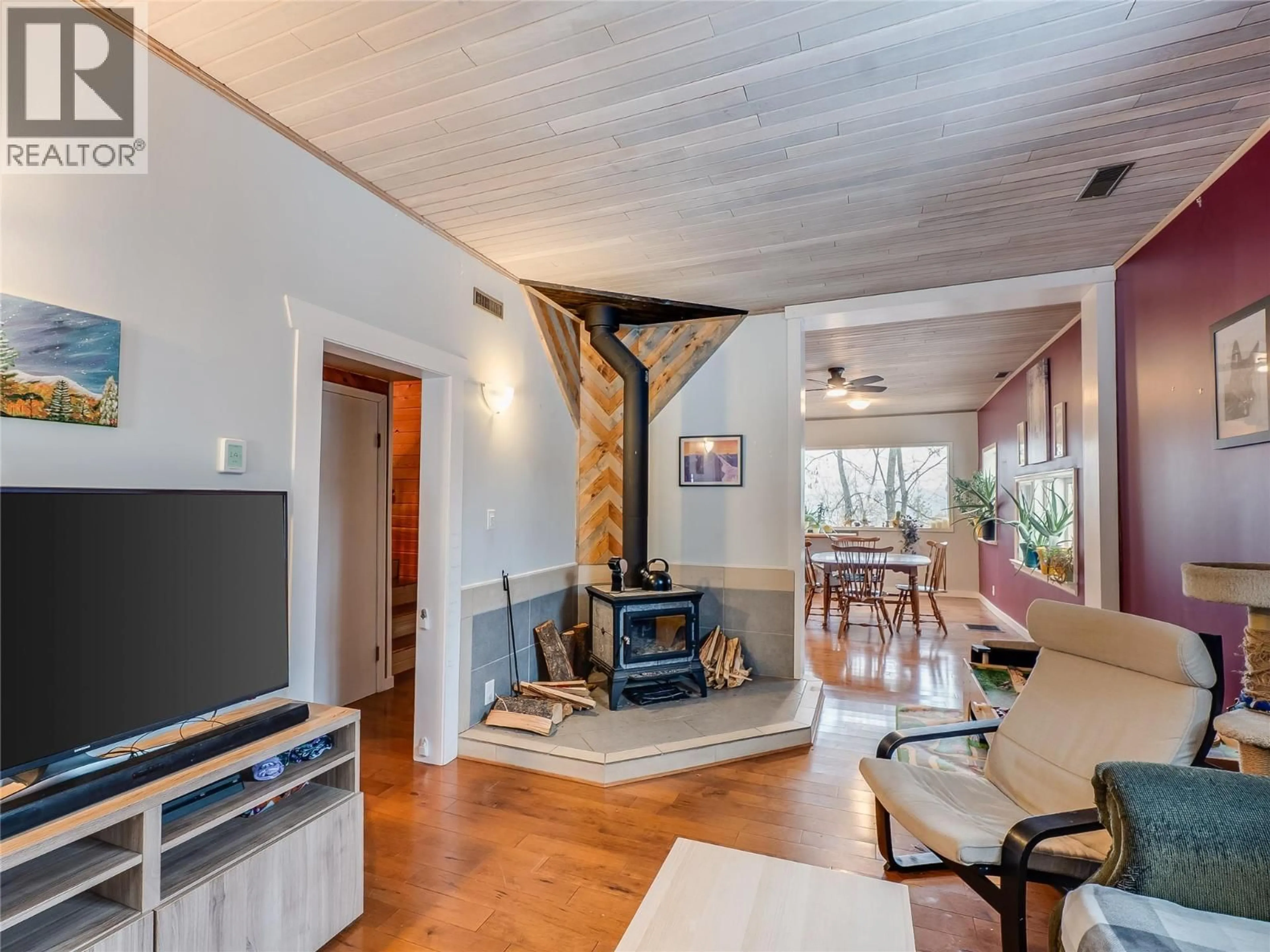 Living room with furniture, unknown for 2050 GEORGIA STREET, Rossland British Columbia V0G1Y0