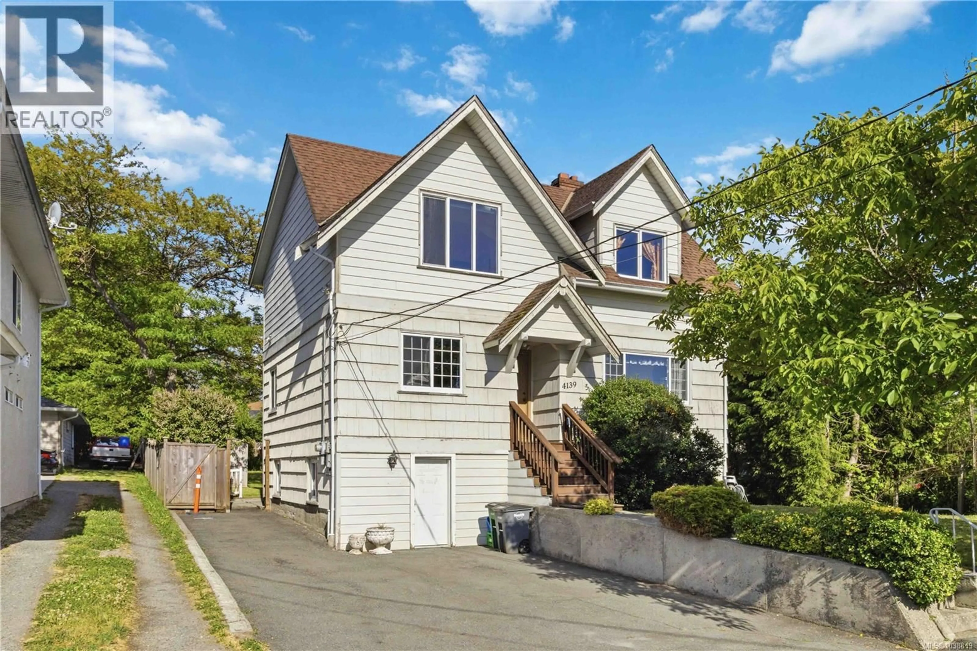 Home with vinyl exterior material, street for 4139 CAREY ROAD, Saanich British Columbia V8Z4G6