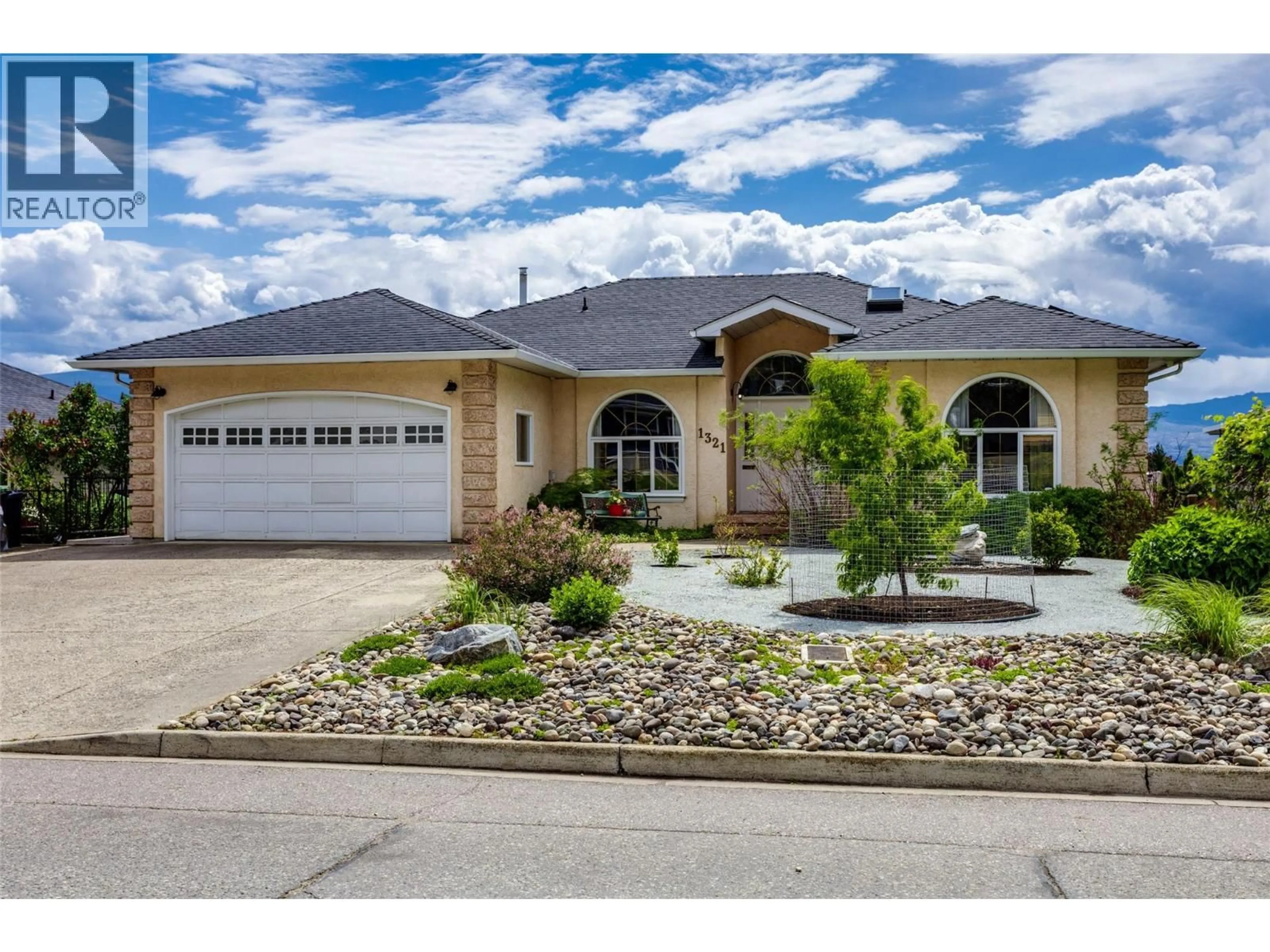 Home with vinyl exterior material, street for 1321 MOUNTAIN AVENUE, Kelowna British Columbia V1Y7H3