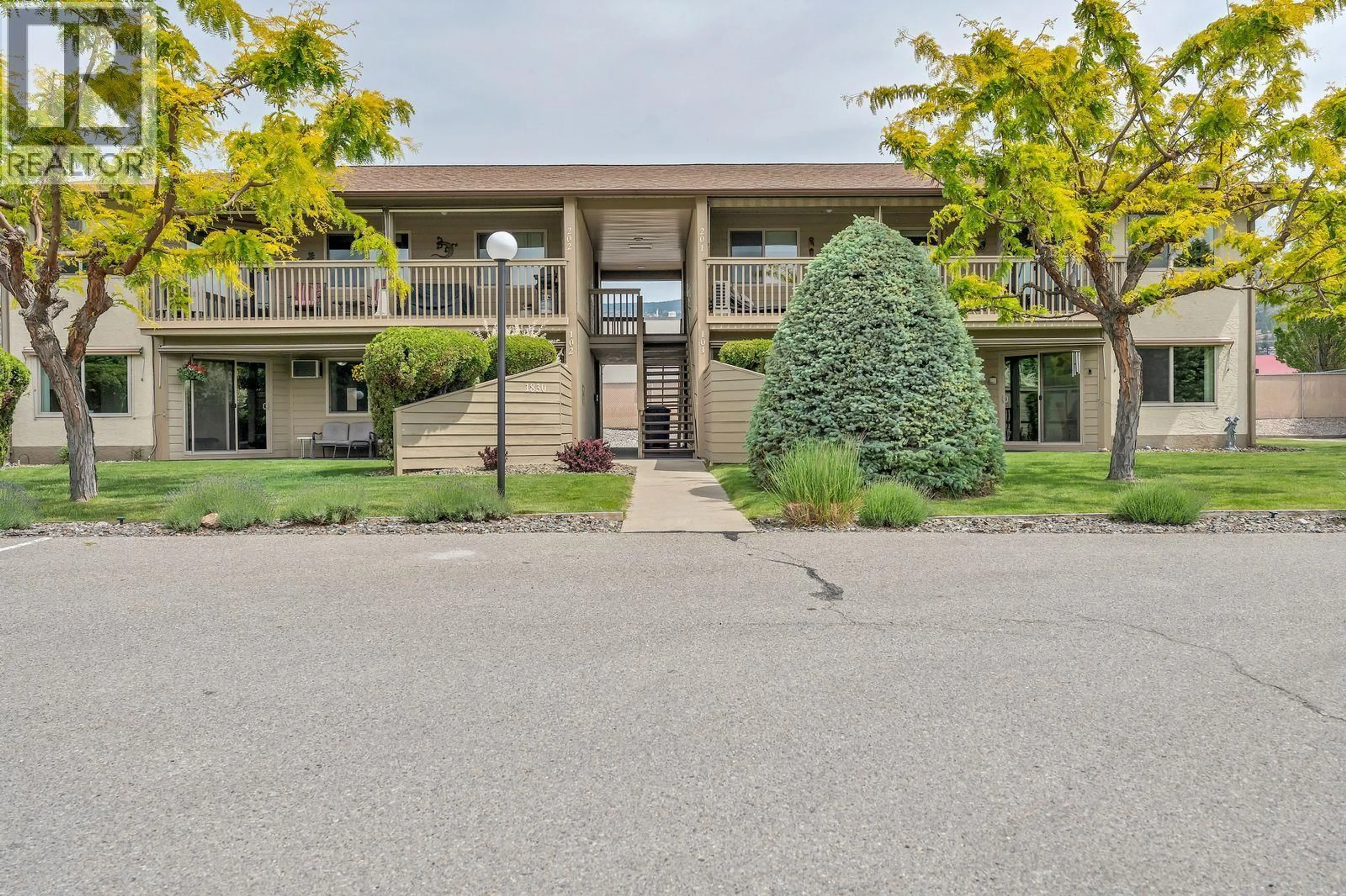 Indoor foyer for 201 - 1830 ATKINSON STREET, Penticton British Columbia V2A7M6