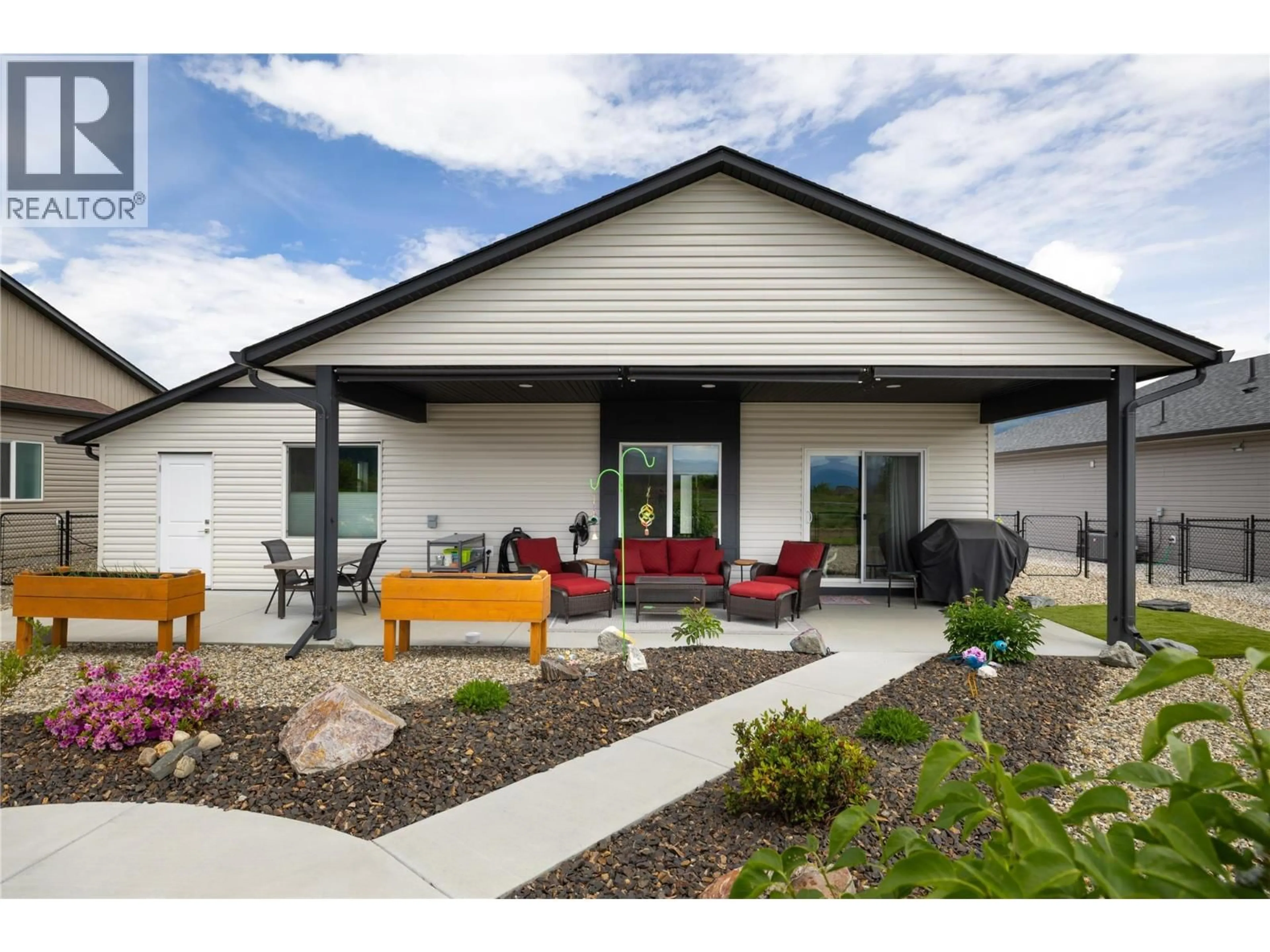 Home with vinyl exterior material, street for 1105 11 AVENUE, Vernon British Columbia V1H1Z1