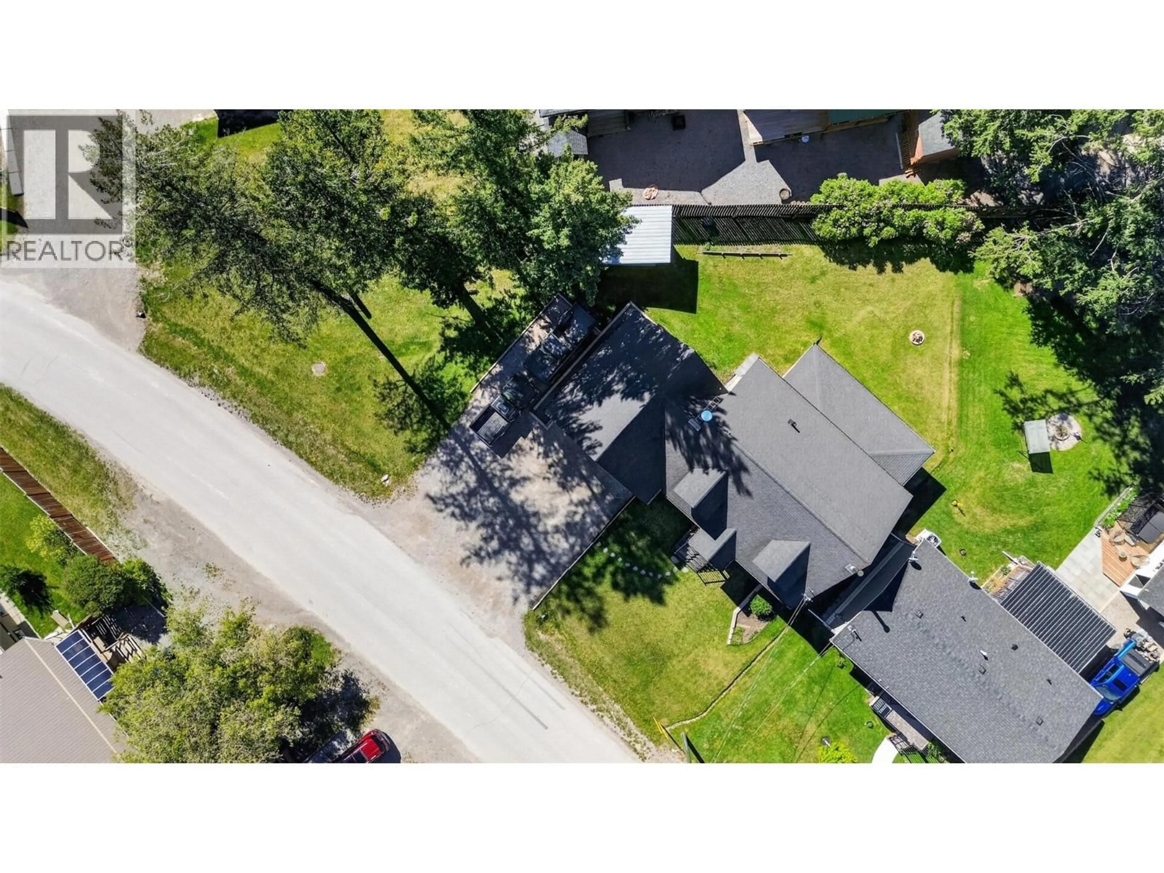 A pic from outside/outdoor area/front of a property/back of a property/a pic from drone, street for 4852 RIVERVIEW DRIVE, Edgewater British Columbia V0A1E0