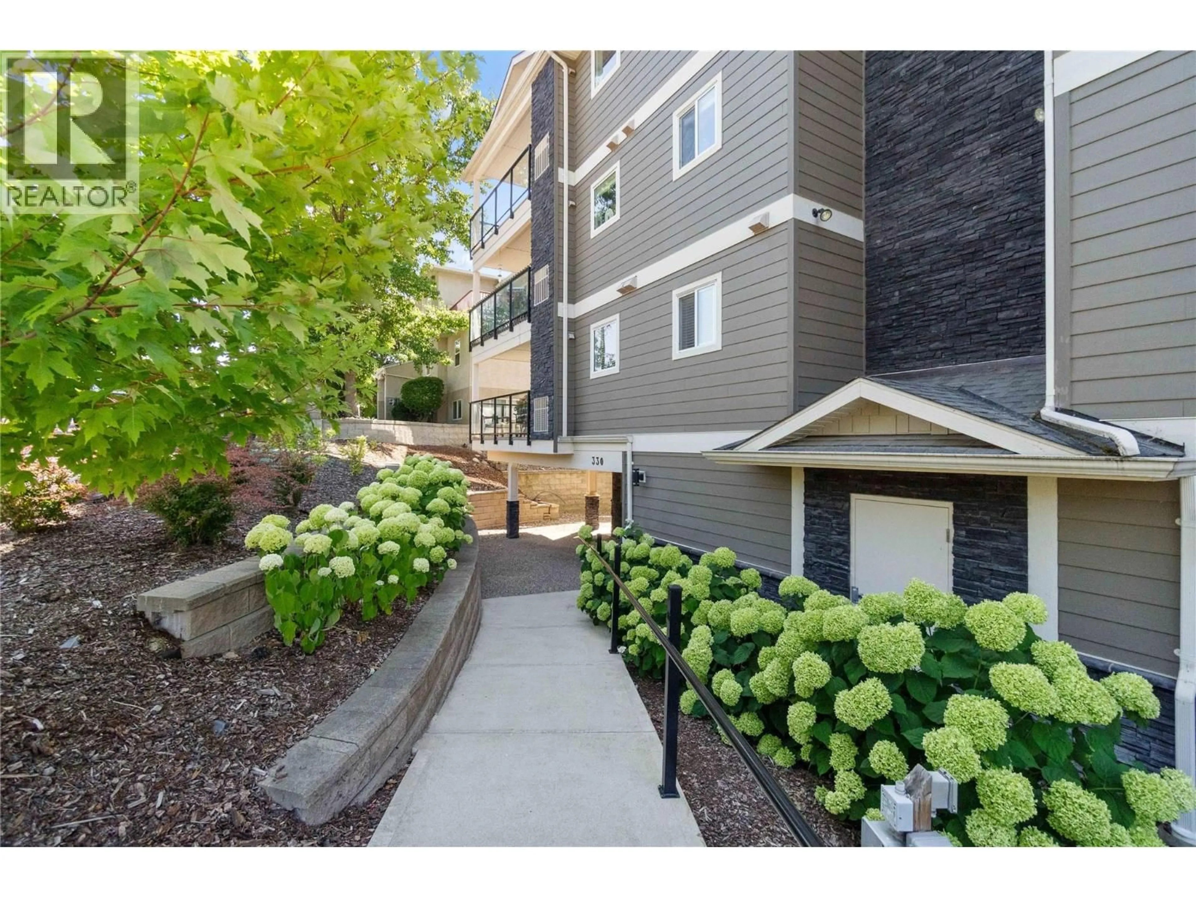 Patio, street for 202 - 330 4 AVENUE SOUTHEAST, Salmon Arm British Columbia V1E0E2
