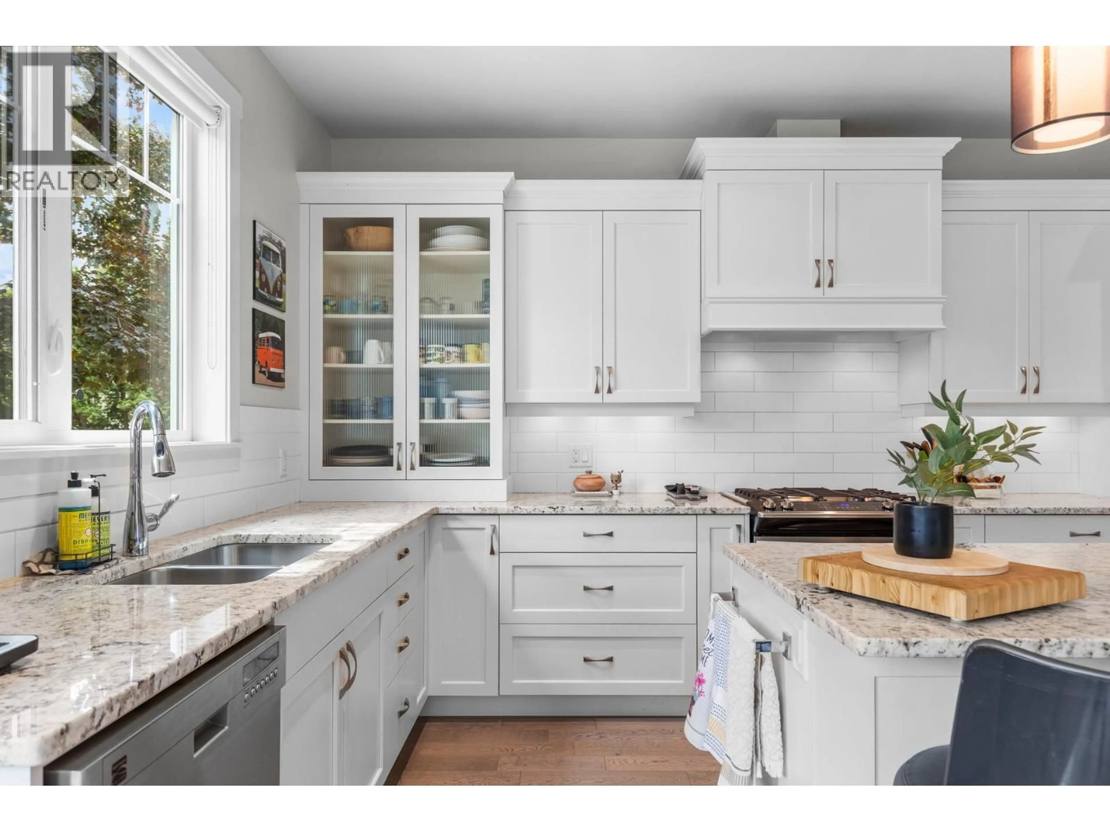 Open concept kitchen, ceramic/tile floor for 611 MORRISON AVENUE, Kelowna British Columbia V1Y5E4