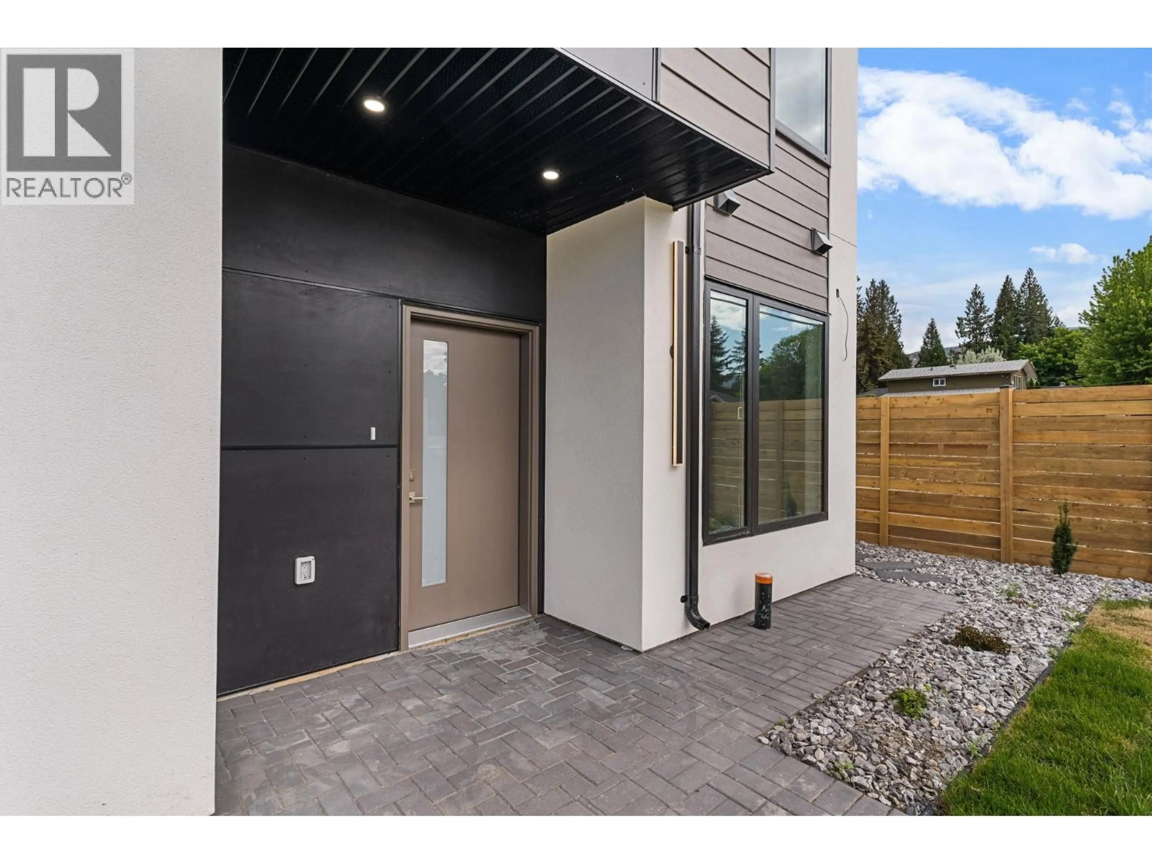 Indoor entryway for 4567 GORDON DRIVE, Kelowna British Columbia V1W1T3