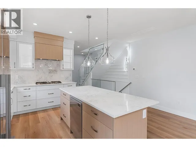 4567 GORDON DRIVE, Kelowna 4