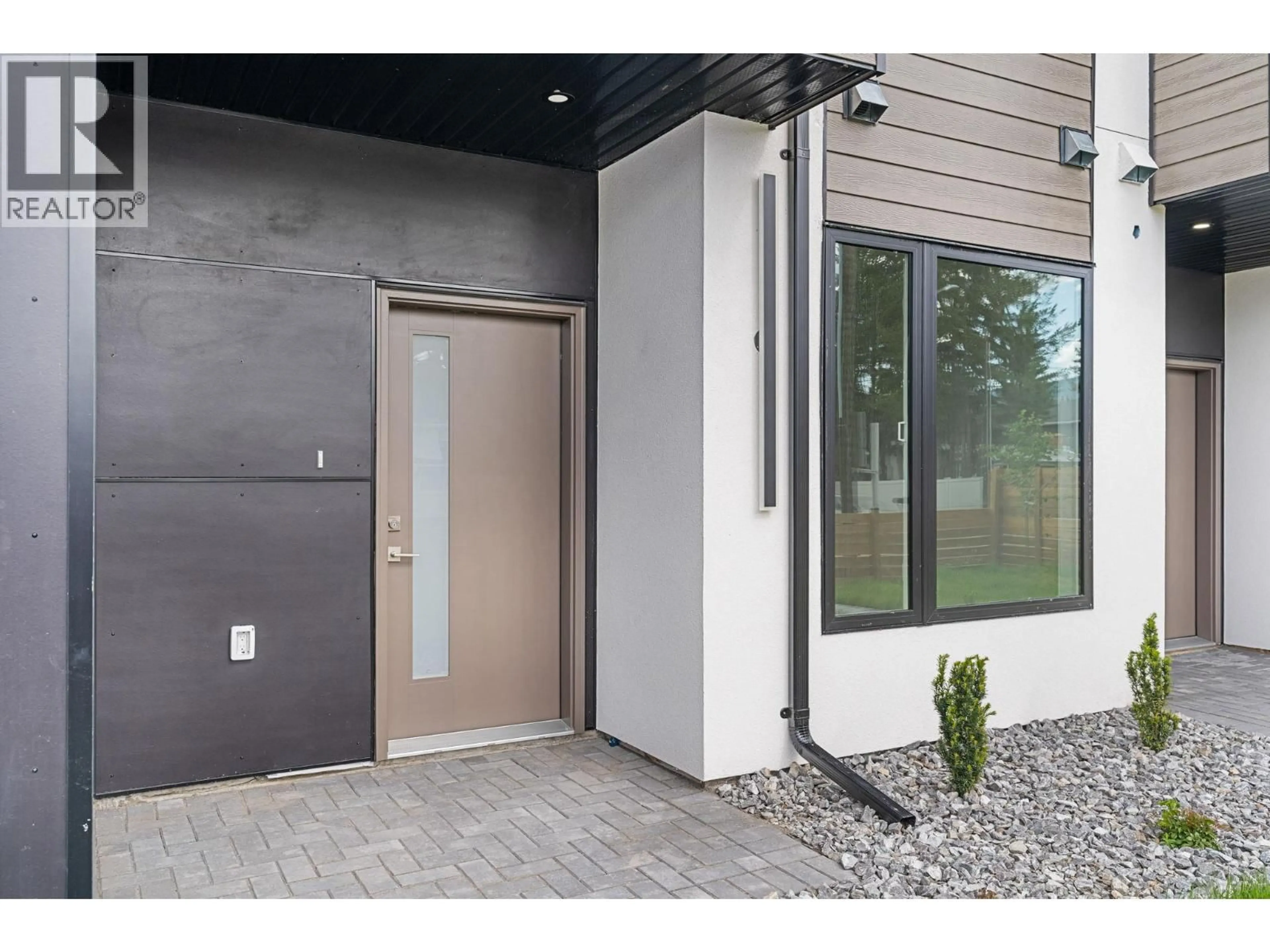 Indoor entryway for 4565 GORDON DRIVE, Kelowna British Columbia V1W1T3