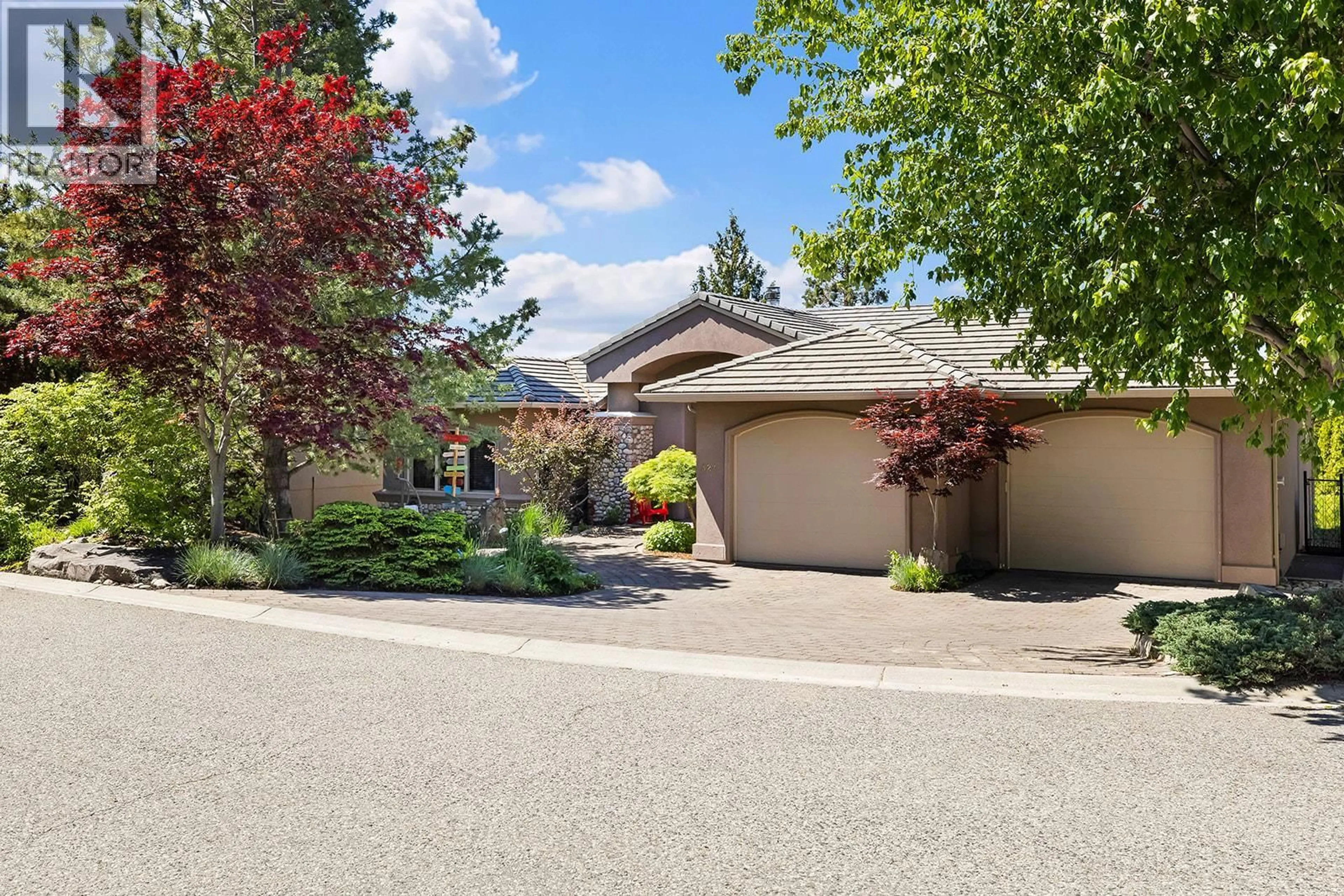 A pic from outside/outdoor area/front of a property/back of a property/a pic from drone, street for 324 PHOEBE COURT, Kelowna British Columbia V1W3Y9