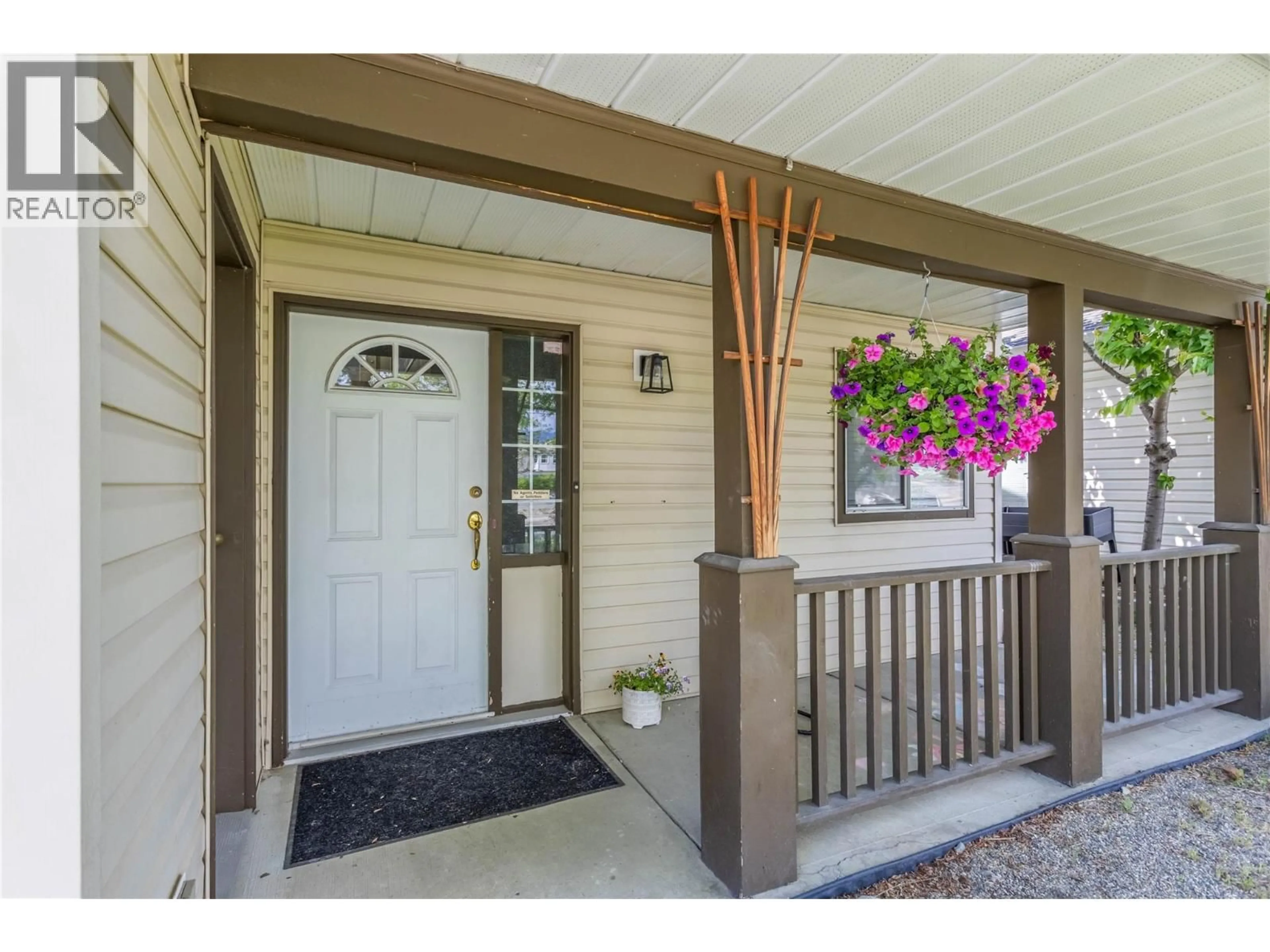 Indoor entryway for 374 MCTAVISH CRESCENT, Kelowna British Columbia V1V1P1