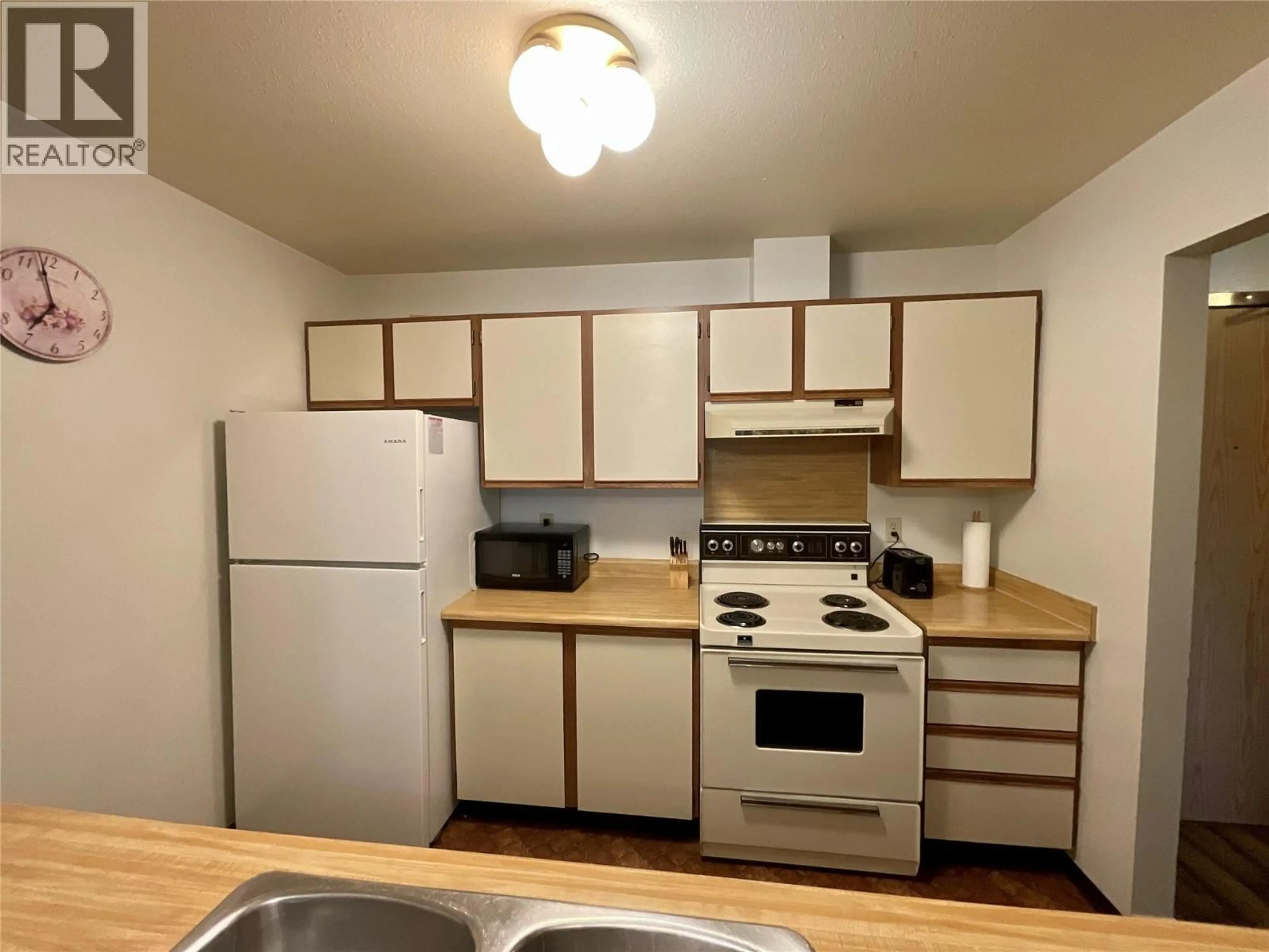 Standard kitchen, wood/laminate floor for 315 - 108 SPRUCE AVENUE, Tumbler Ridge British Columbia V0C2W0