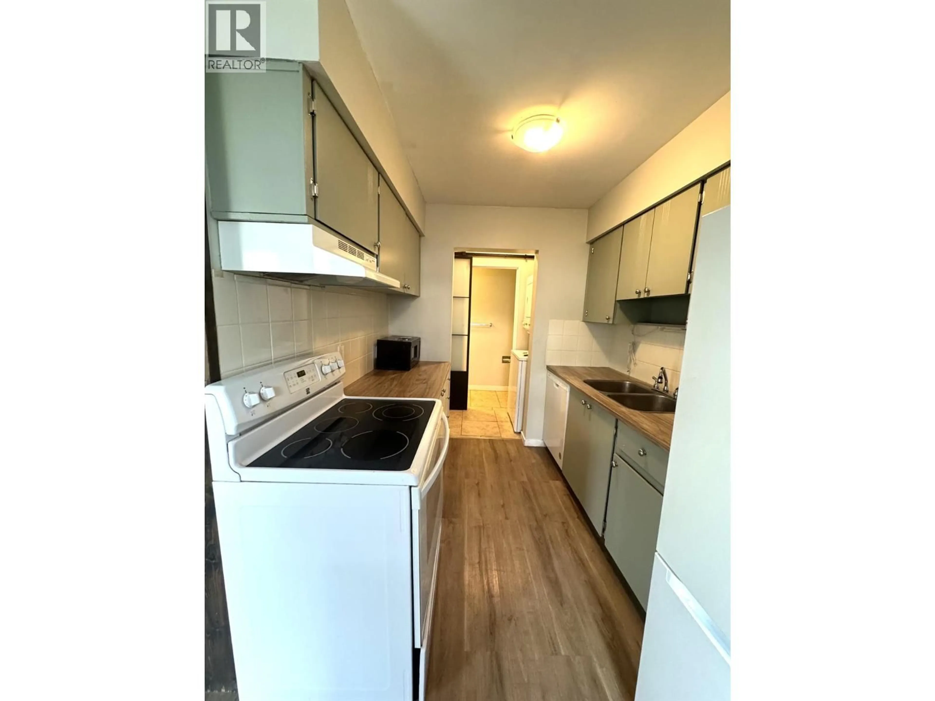 Standard kitchen, wood/laminate floor for 102 - 2117 2ND STREET NORTH, Cranbrook British Columbia V1C3L4