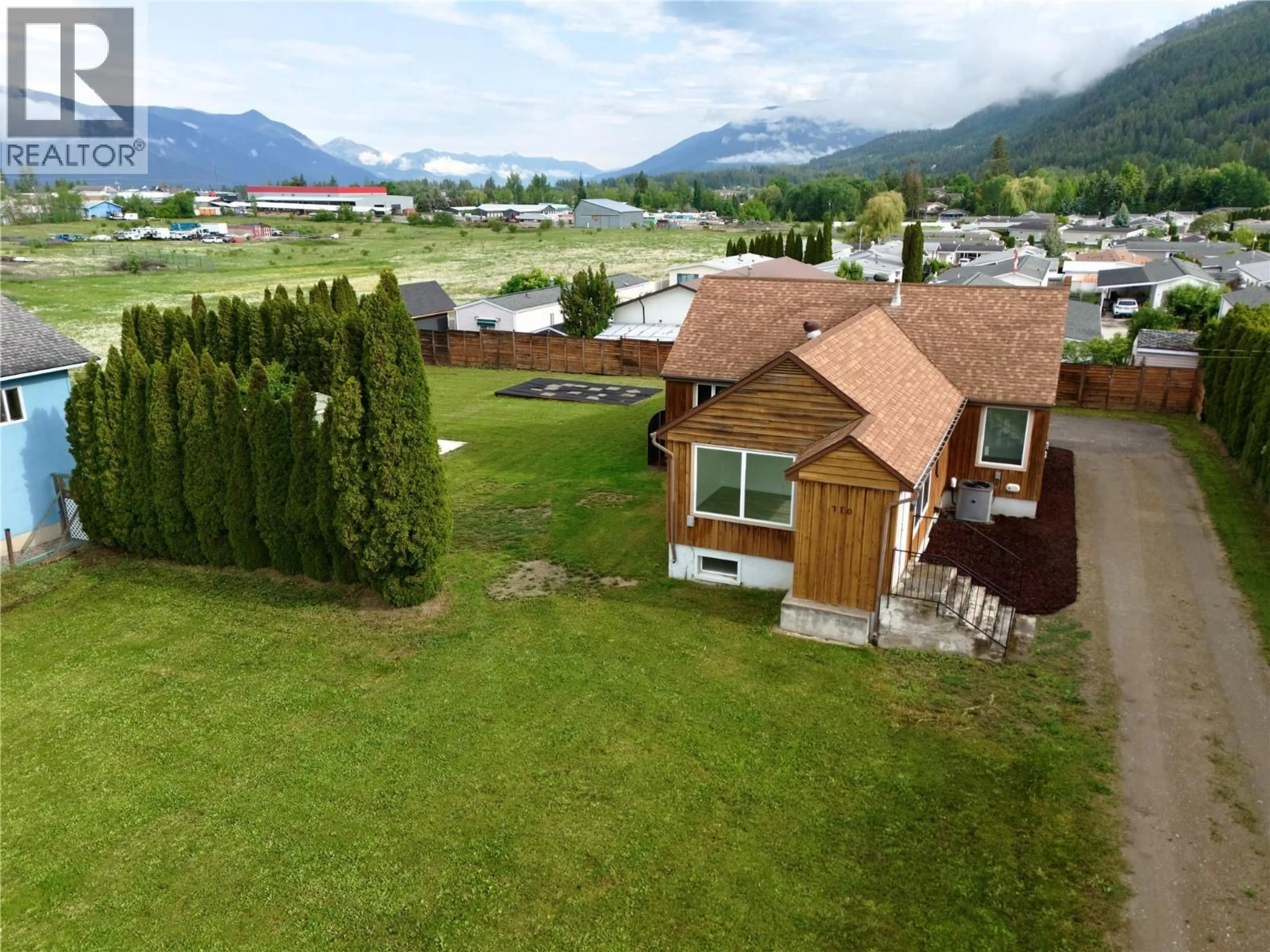 A pic from outside/outdoor area/front of a property/back of a property/a pic from drone, mountain view for 710 DEVON STREET, Creston British Columbia V0B1G6