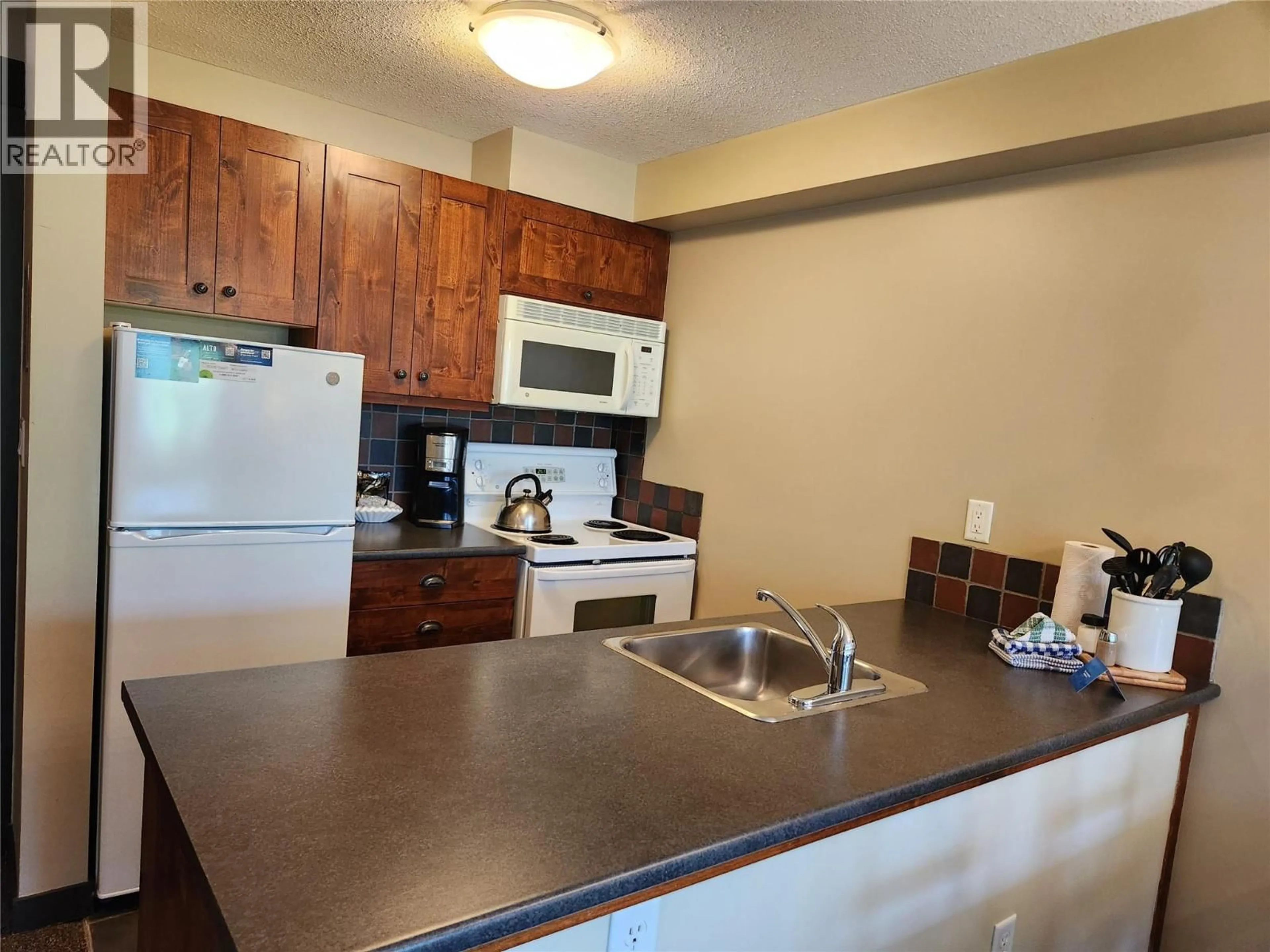 Standard kitchen, unknown for 305 - 2070 SUMMIT DRIVE, Panorama British Columbia V0A1T0