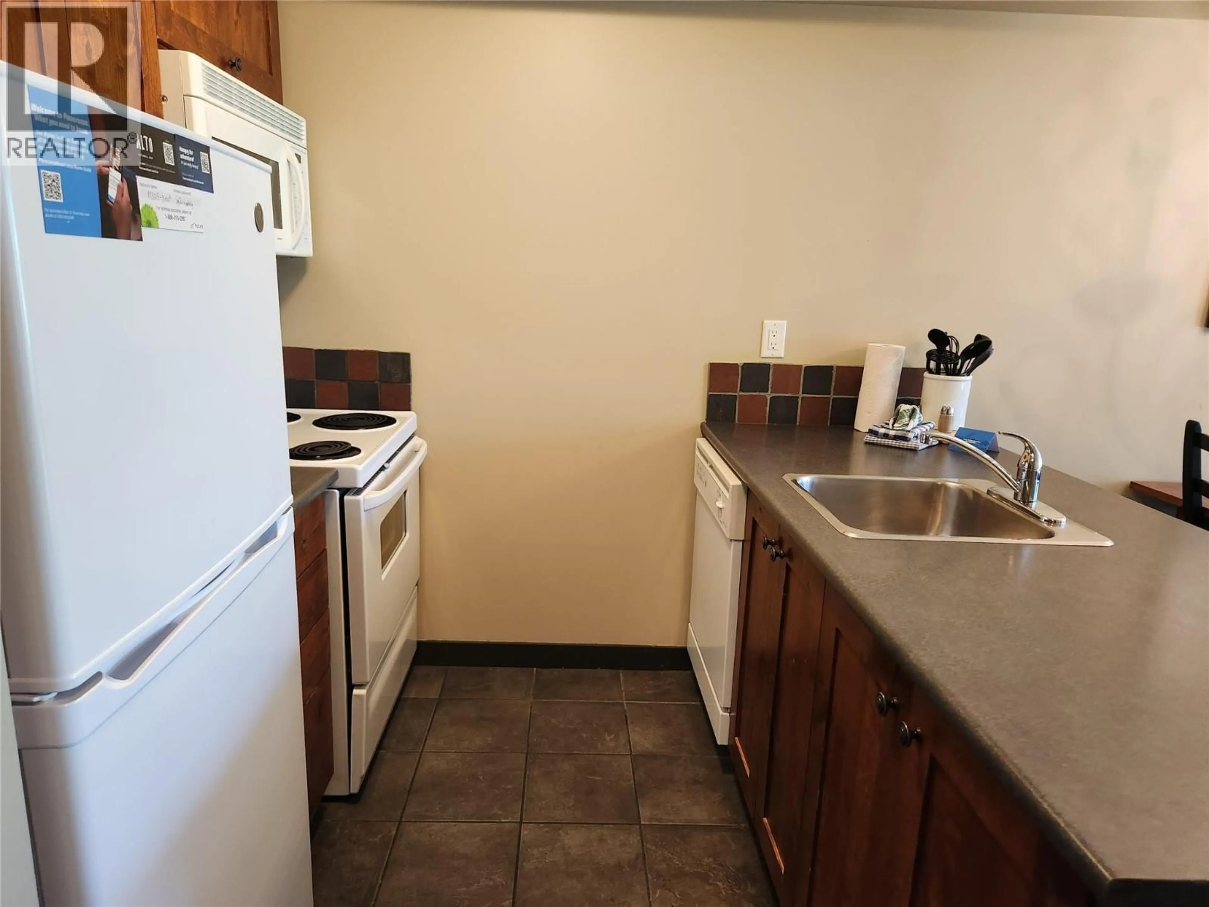 Standard kitchen, unknown for 305 - 2070 SUMMIT DRIVE, Panorama British Columbia V0A1T0