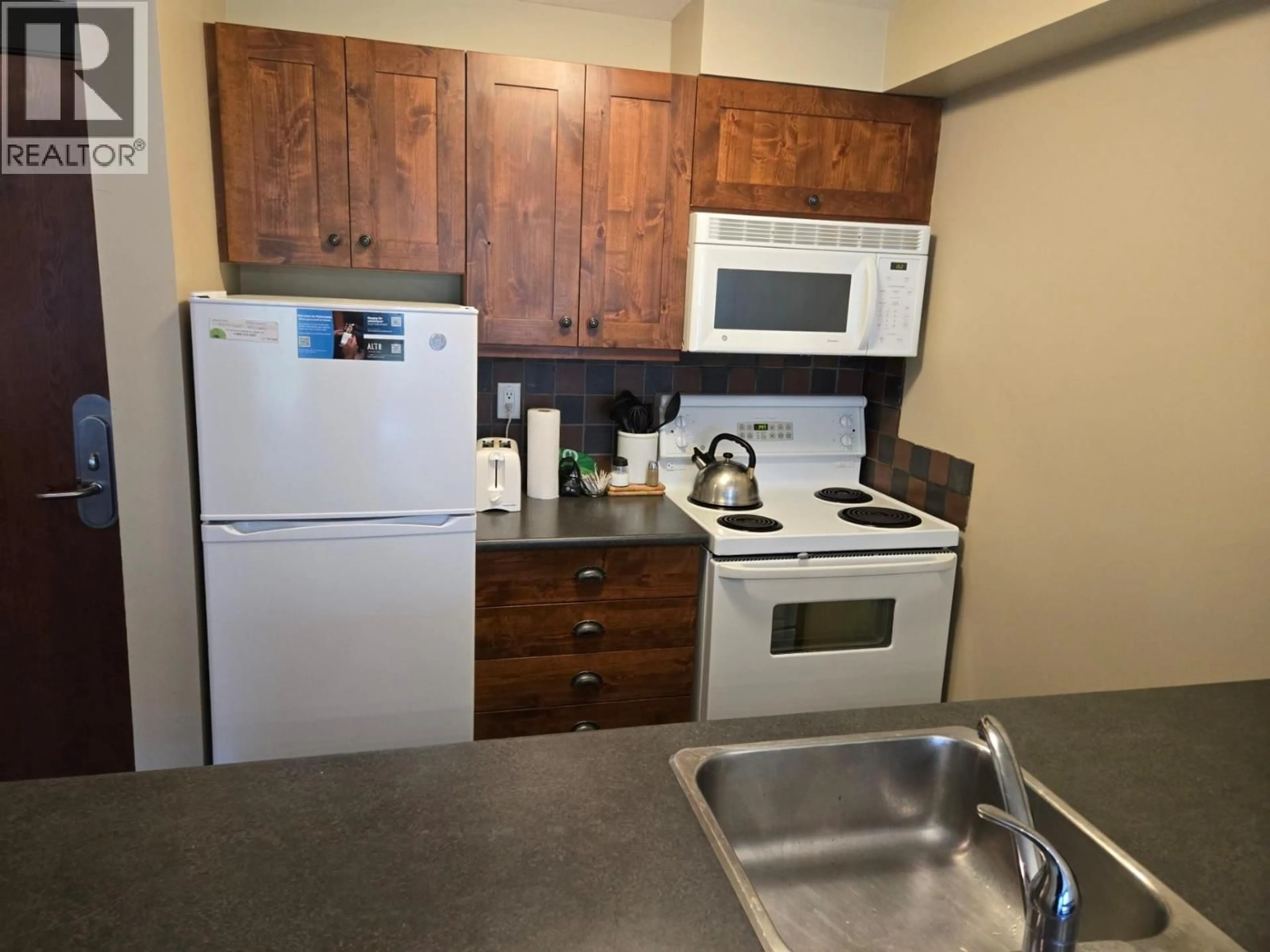 Standard kitchen, unknown for 305 - 2070 SUMMIT DRIVE, Panorama British Columbia V0A1T0