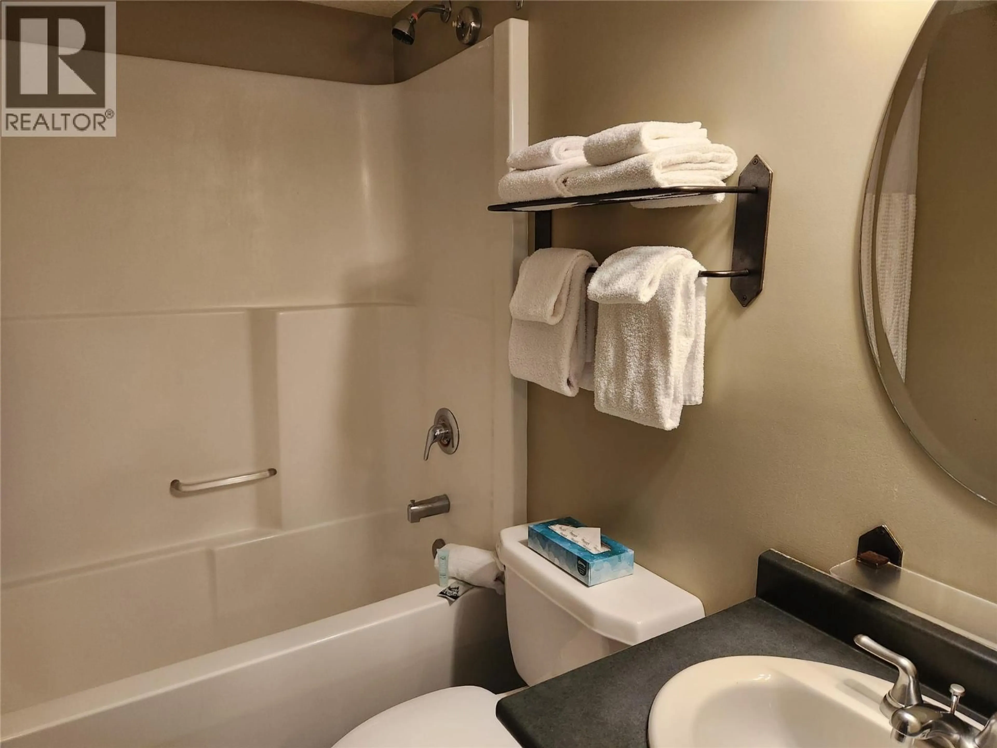 Standard bathroom, unknown for 305 - 2070 SUMMIT DRIVE, Panorama British Columbia V0A1T0