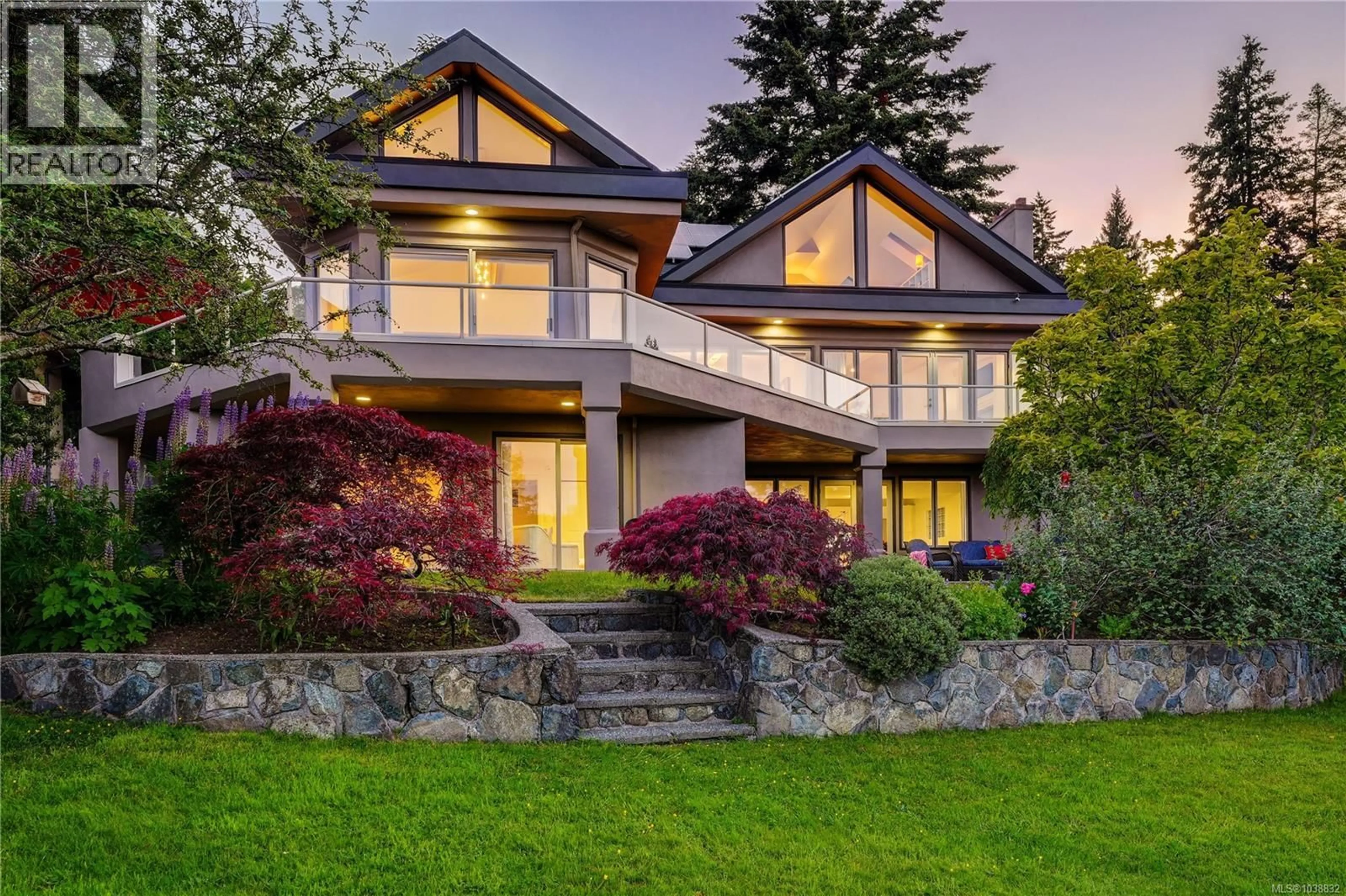 Home with vinyl exterior material, unknown for 4961 LOCHSIDE DRIVE, Saanich British Columbia V8Y2E6