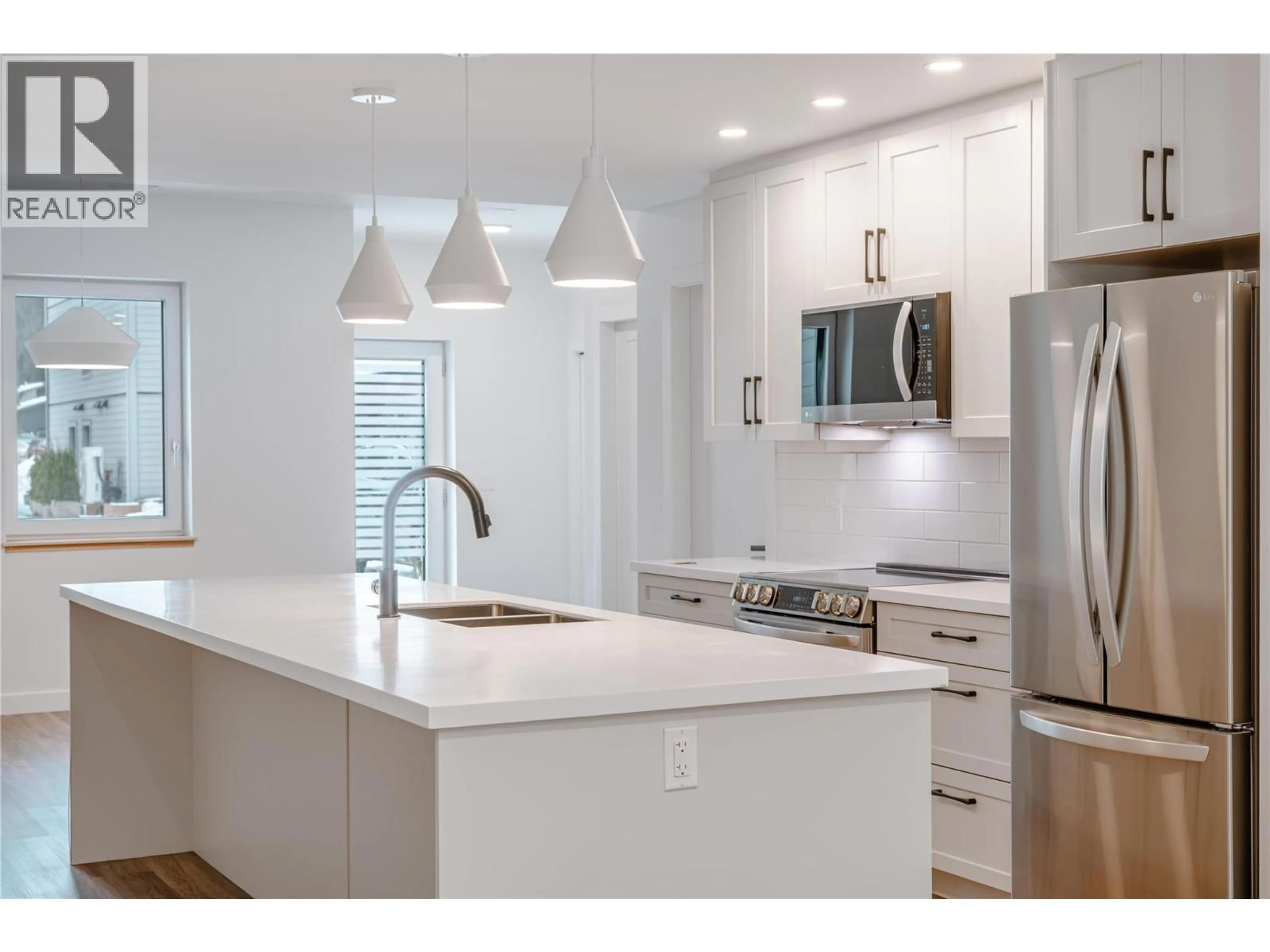 Open concept kitchen, unknown for 1039 KEYSTONE CRESCENT, Revelstoke British Columbia V0E2S3