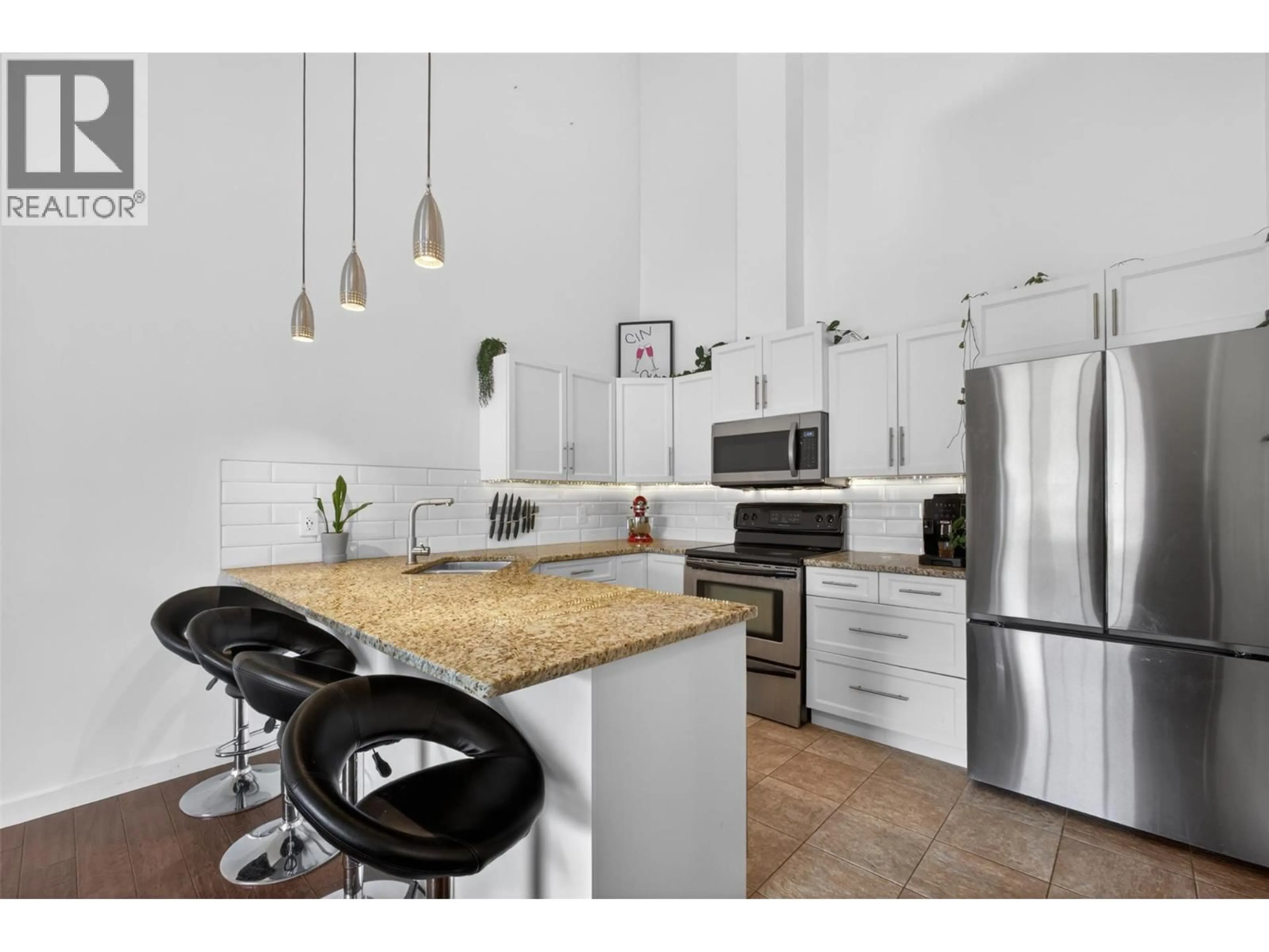 Open concept kitchen, ceramic/tile floor for 303 - 2120 SHANNON RIDGE DRIVE, West Kelowna British Columbia V4T2Z3