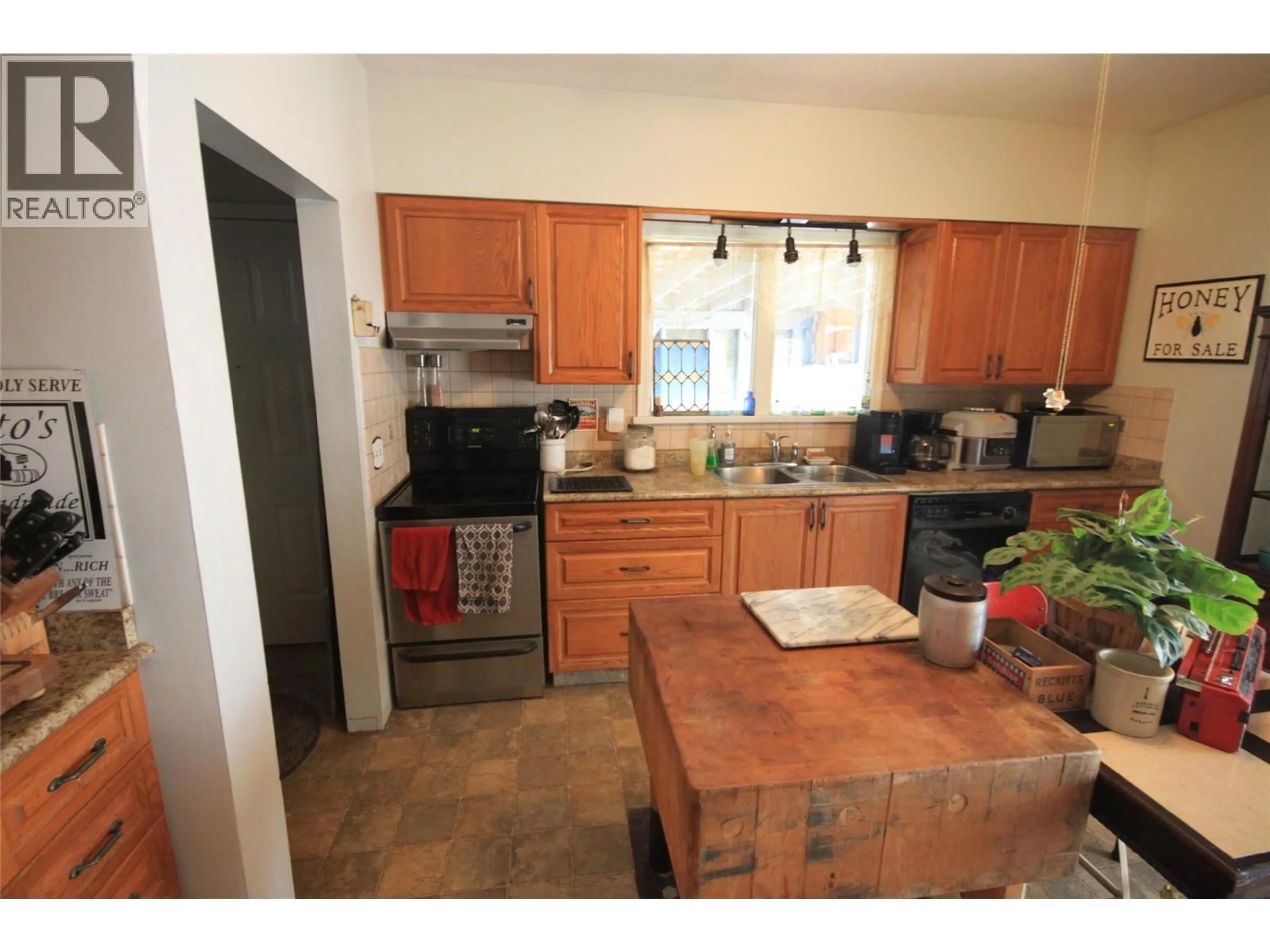 Standard kitchen, unknown for 3208 35 STREET, Vernon British Columbia V1T6B7