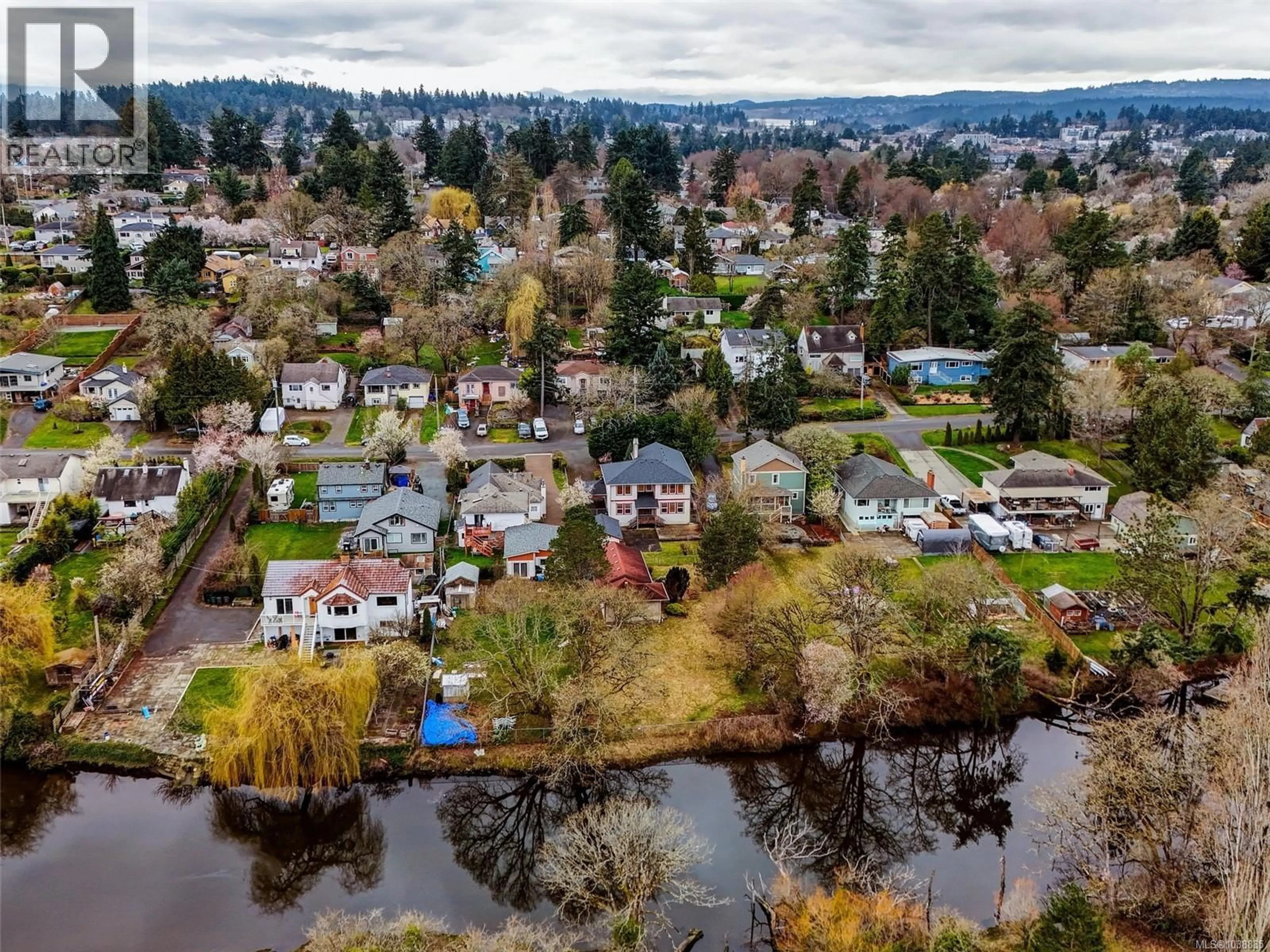 A pic from outside/outdoor area/front of a property/back of a property/a pic from drone, water/lake/river/ocean view for 756 NEWBURY STREET, Saanich British Columbia V9A2C1