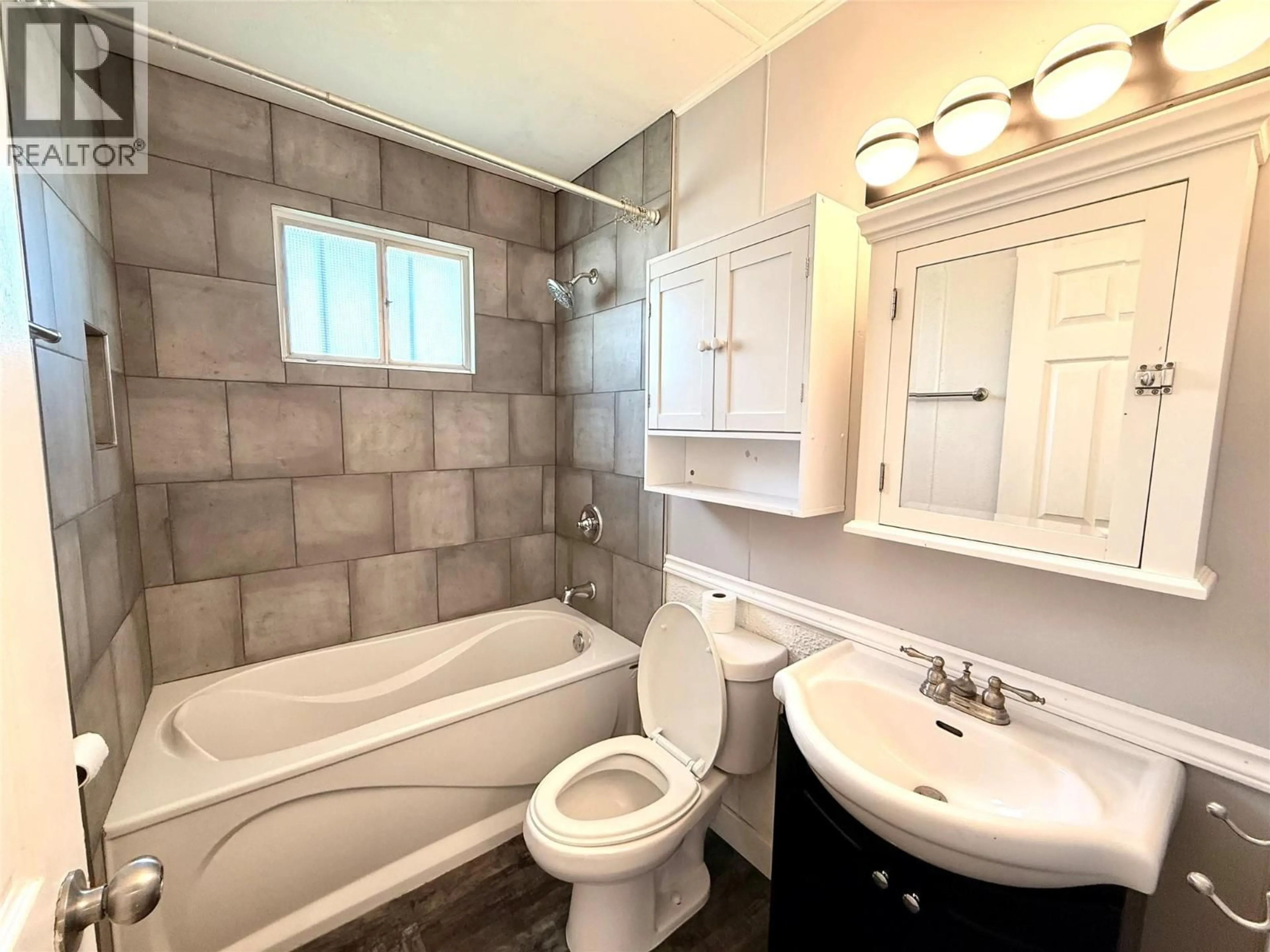 Standard bathroom, ceramic/tile floor for 1016 120 AVENUE, Dawson Creek British Columbia V1G3J7