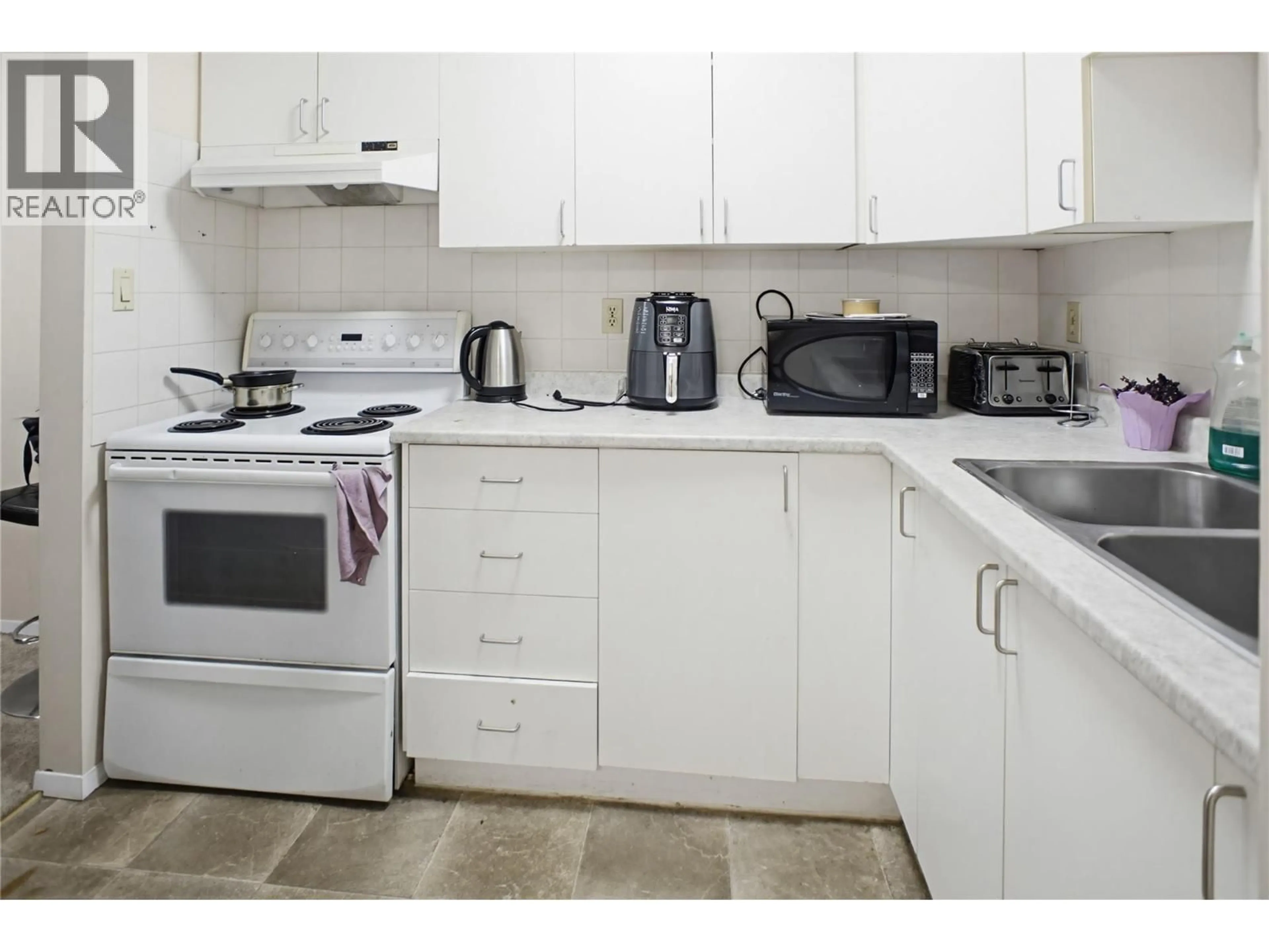 Standard kitchen, unknown for 70 - 1435 SUMMIT DRIVE, Kamloops British Columbia V2E1S4