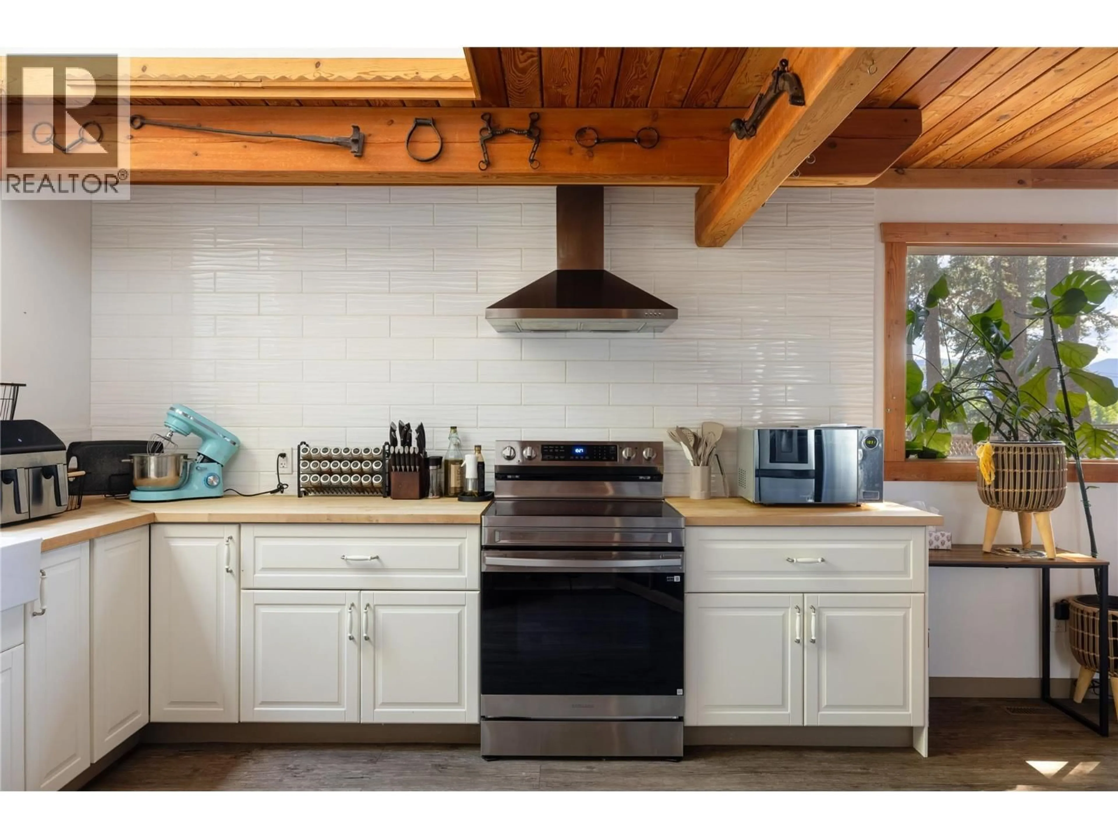 Open concept kitchen, ceramic/tile floor for 4644 97 HIGHWAY, Westwold British Columbia V0E3B1