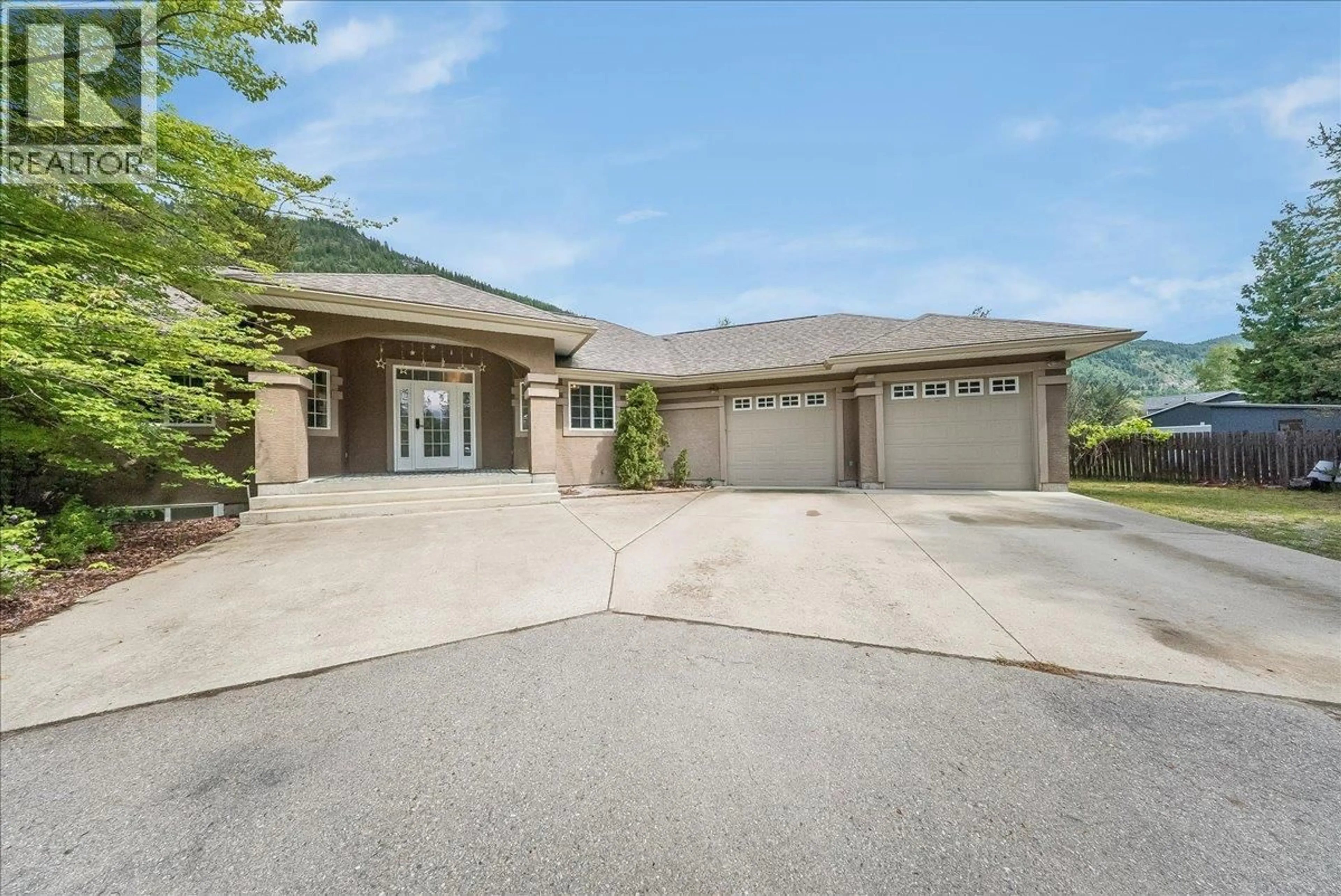 A pic from outside/outdoor area/front of a property/back of a property/a pic from drone, unknown for 816 COLUMBIA ROAD, Castlegar British Columbia V1N4K6