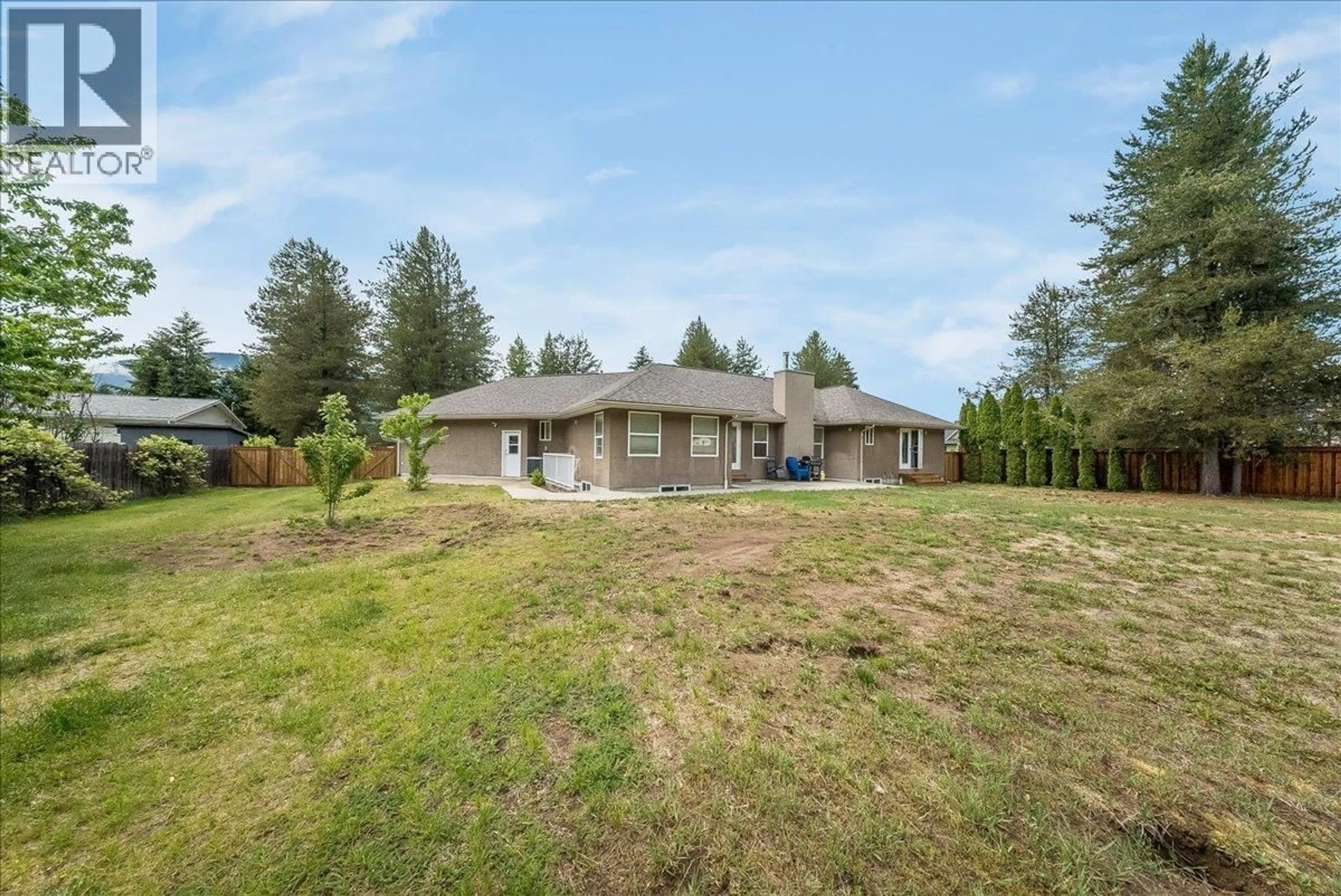 A pic from outside/outdoor area/front of a property/back of a property/a pic from drone, unknown for 816 COLUMBIA ROAD, Castlegar British Columbia V1N4K6