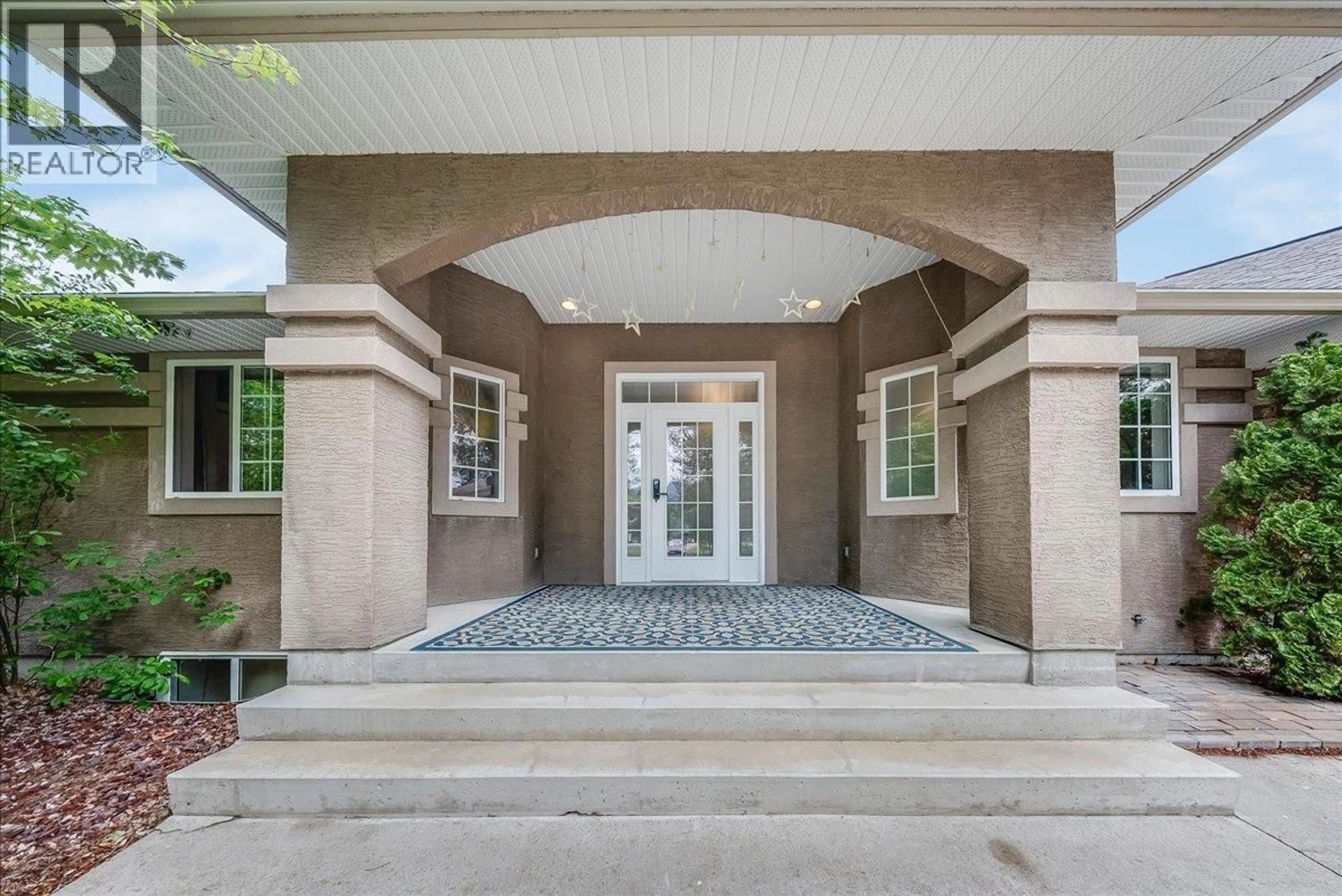Indoor foyer for 816 COLUMBIA ROAD, Castlegar British Columbia V1N4K6