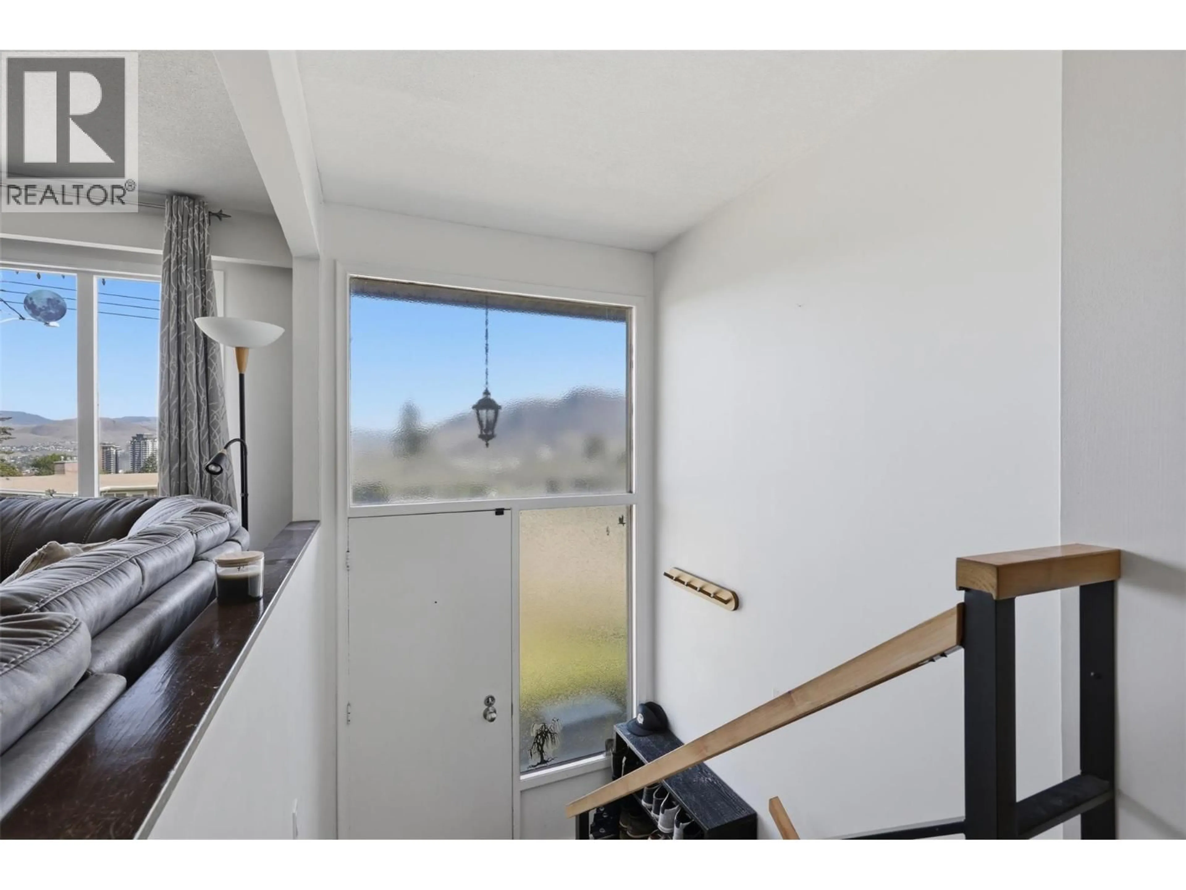 Indoor entryway for 677 FRASER STREET, Kamloops British Columbia V2C3H1