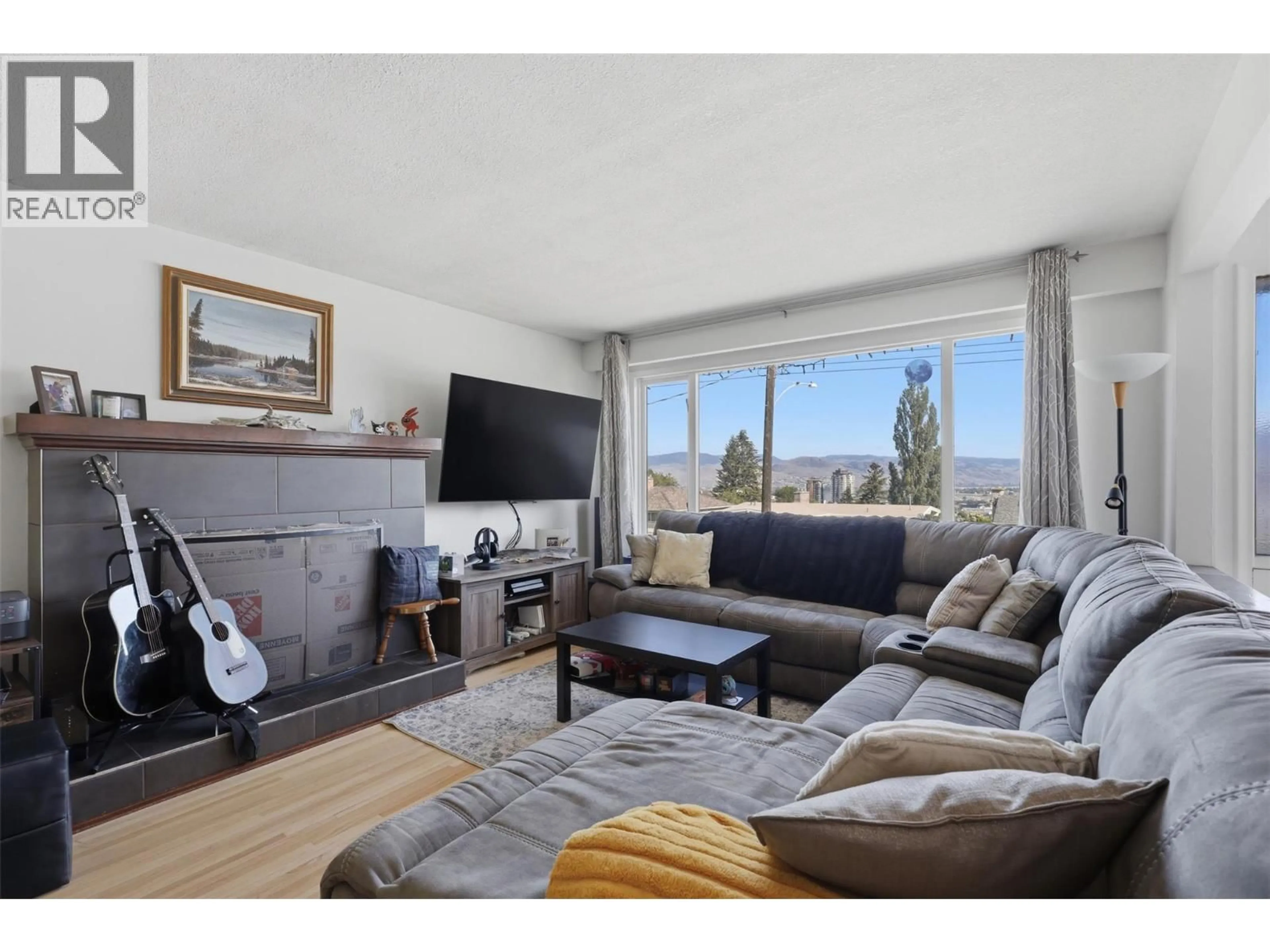 Living room with furniture, wood/laminate floor for 677 FRASER STREET, Kamloops British Columbia V2C3H1