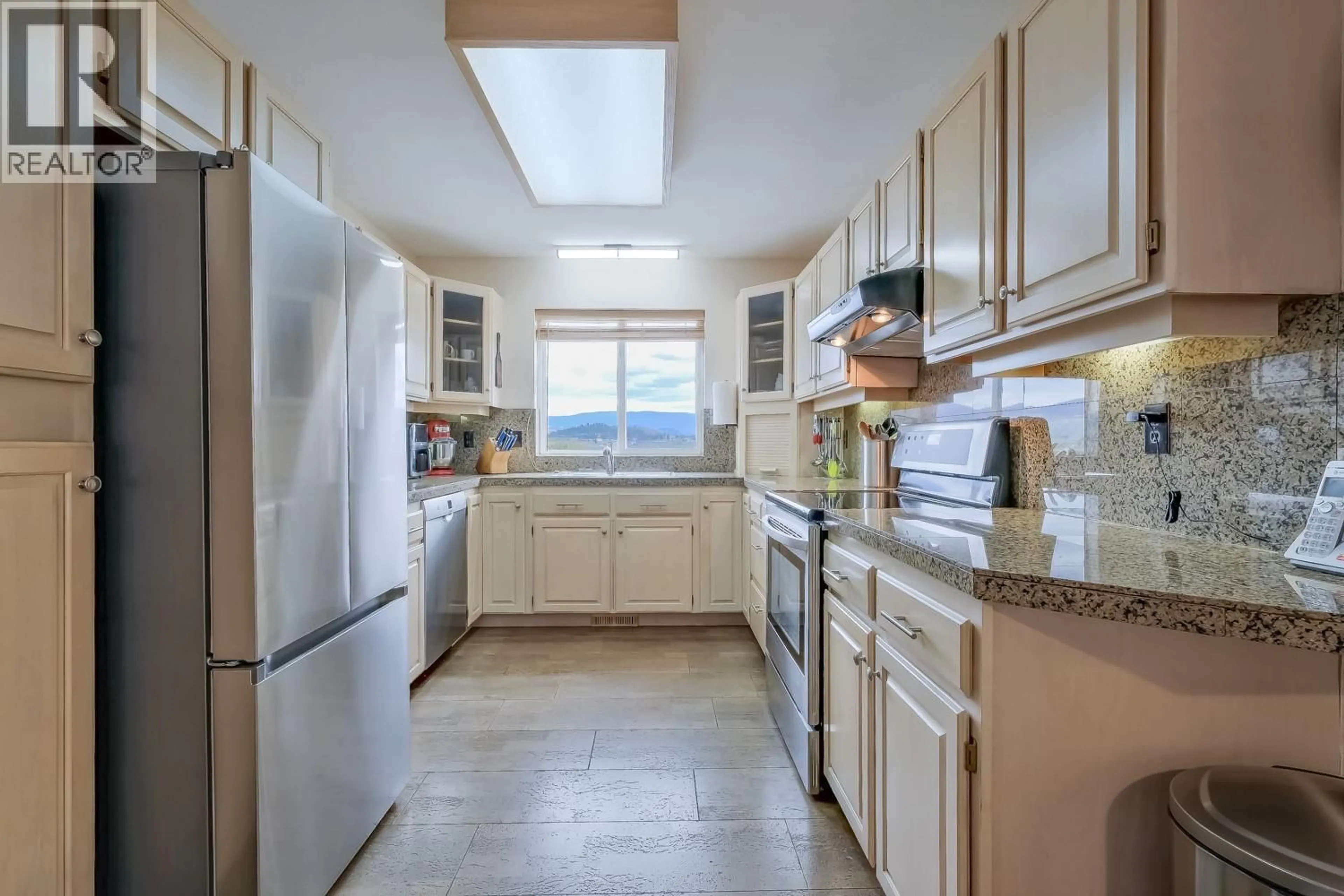 Unknown for 1802 EDGEHILL COURT, Kelowna British Columbia V1V1R7