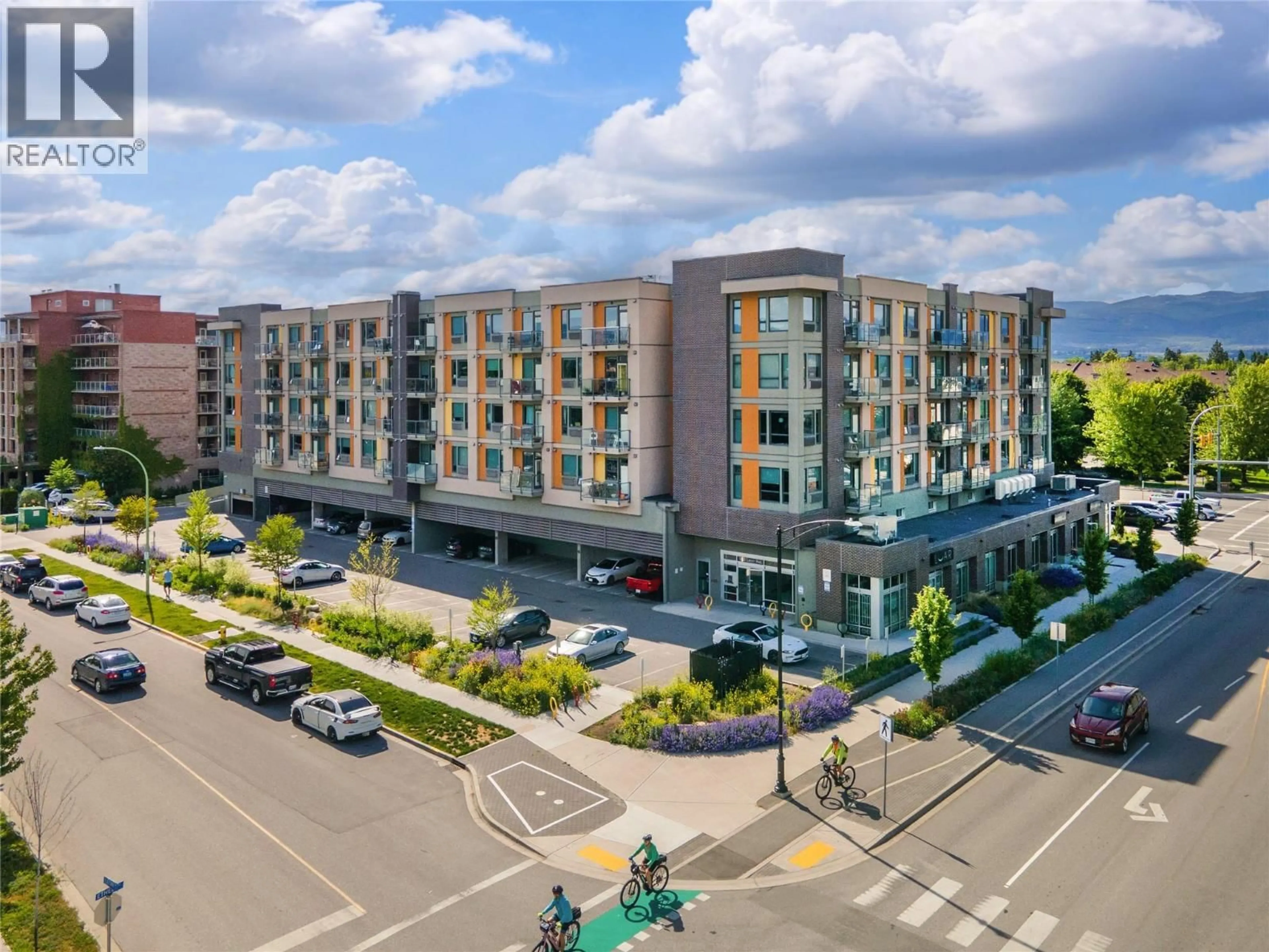 A pic from outside/outdoor area/front of a property/back of a property/a pic from drone, building for 426 - 925 LEON AVENUE, Kelowna British Columbia V1Y0E5