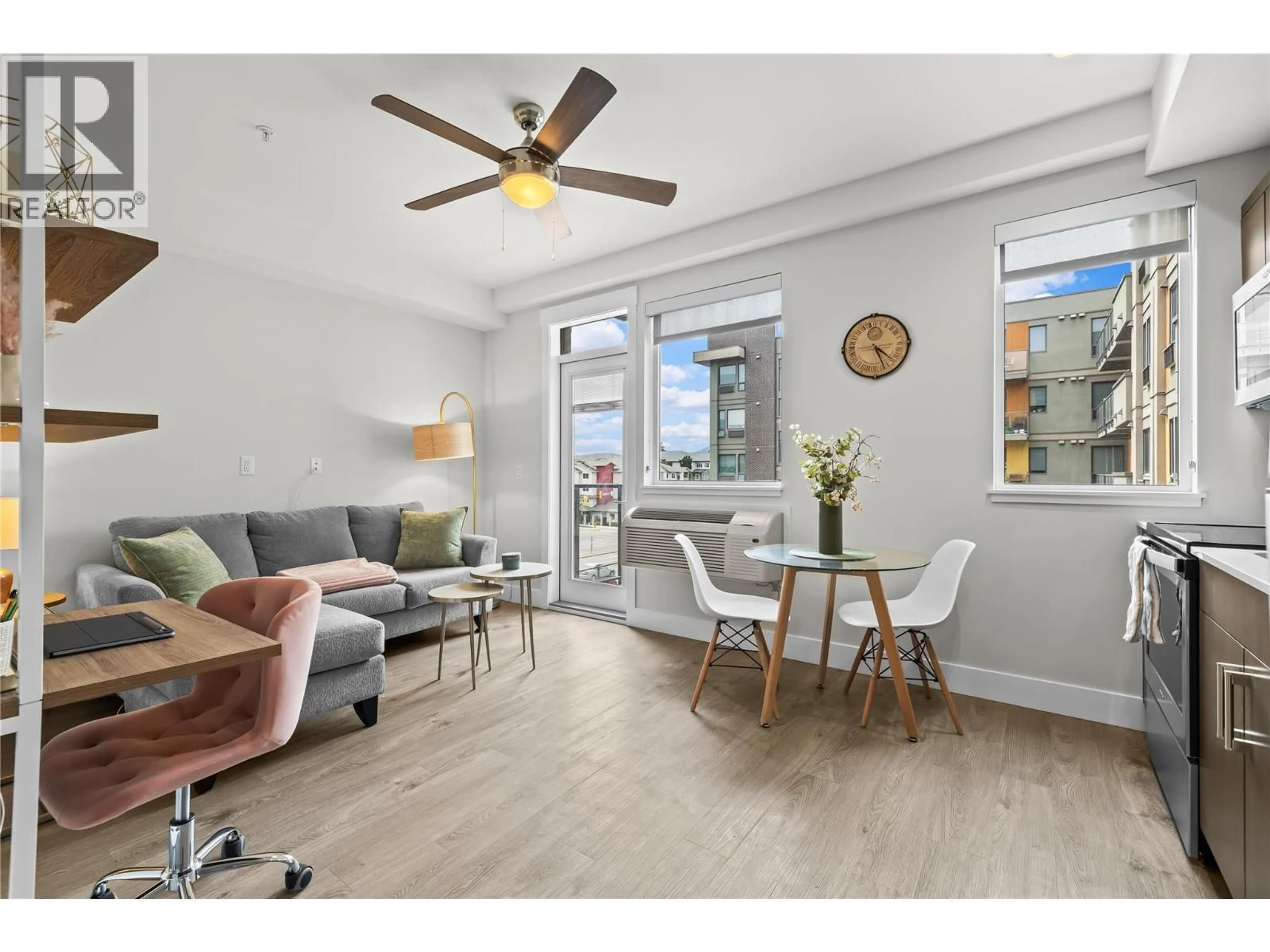 Living room with furniture, wood/laminate floor for 426 - 925 LEON AVENUE, Kelowna British Columbia V1Y0E5