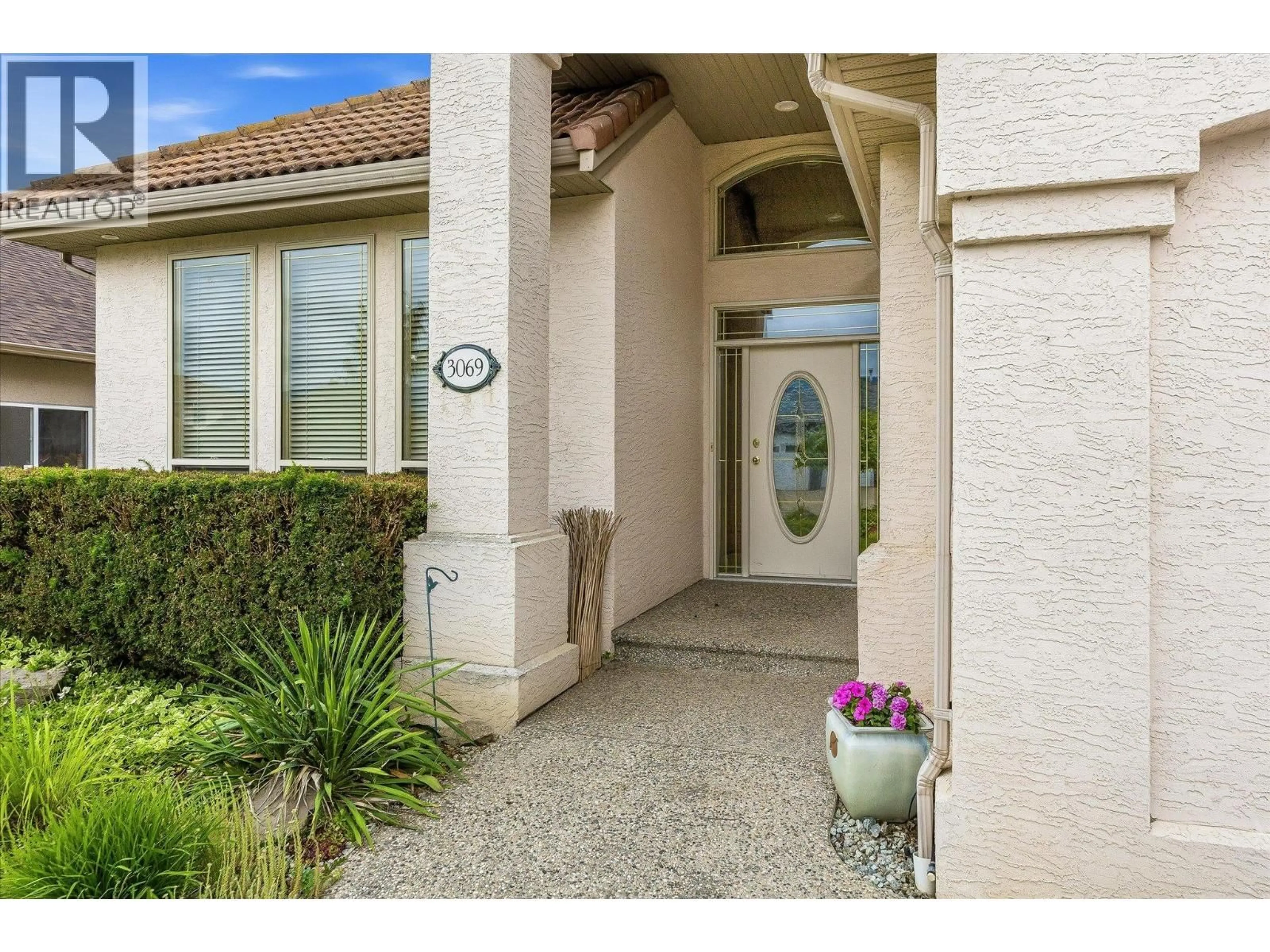 Indoor entryway for 3069 QUAIL CRESCENT, Kelowna British Columbia V1V2A1